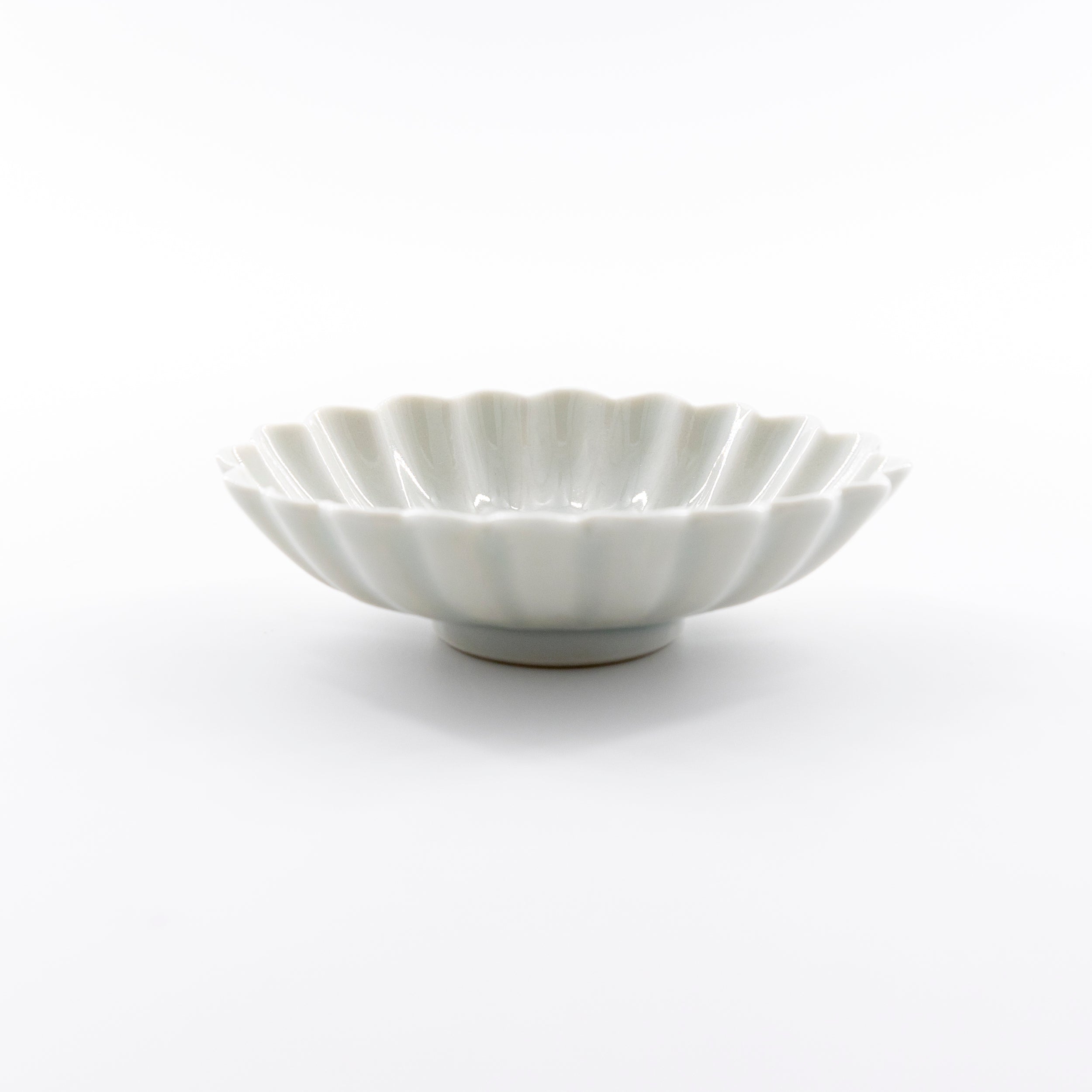 水野克俊作の陶磁器「白磁楕円輪花小皿」
