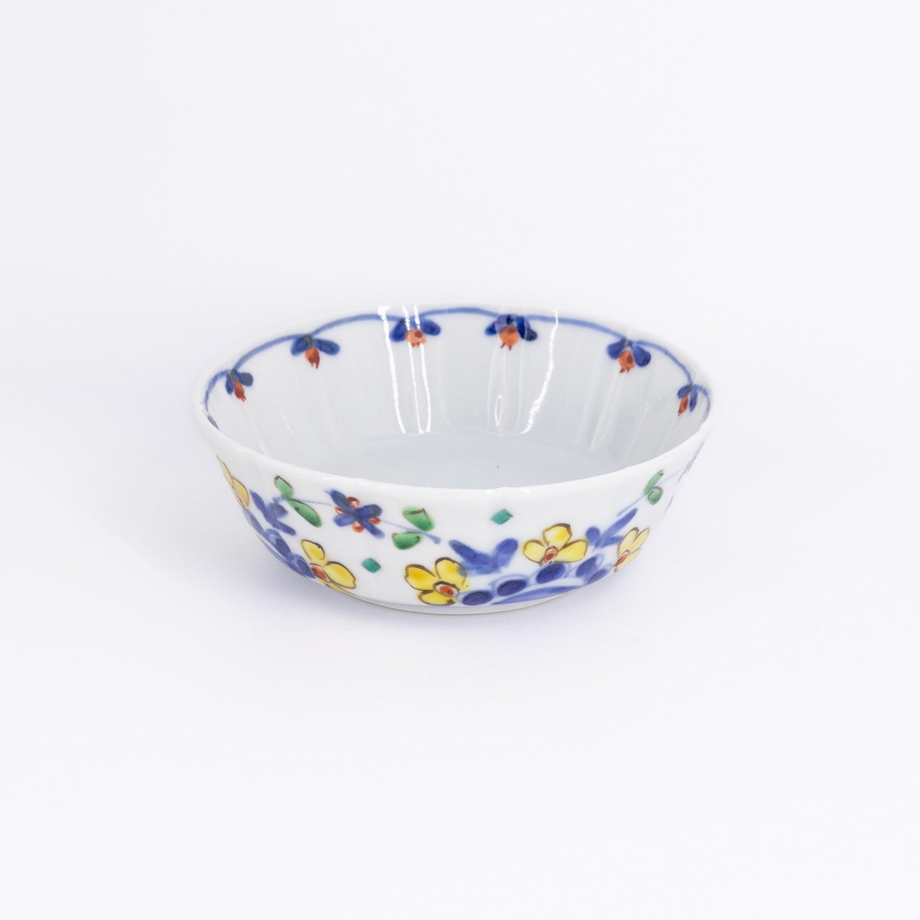 正木春蔵作の陶磁器「色絵染附 草花文深皿(レリーフ)」