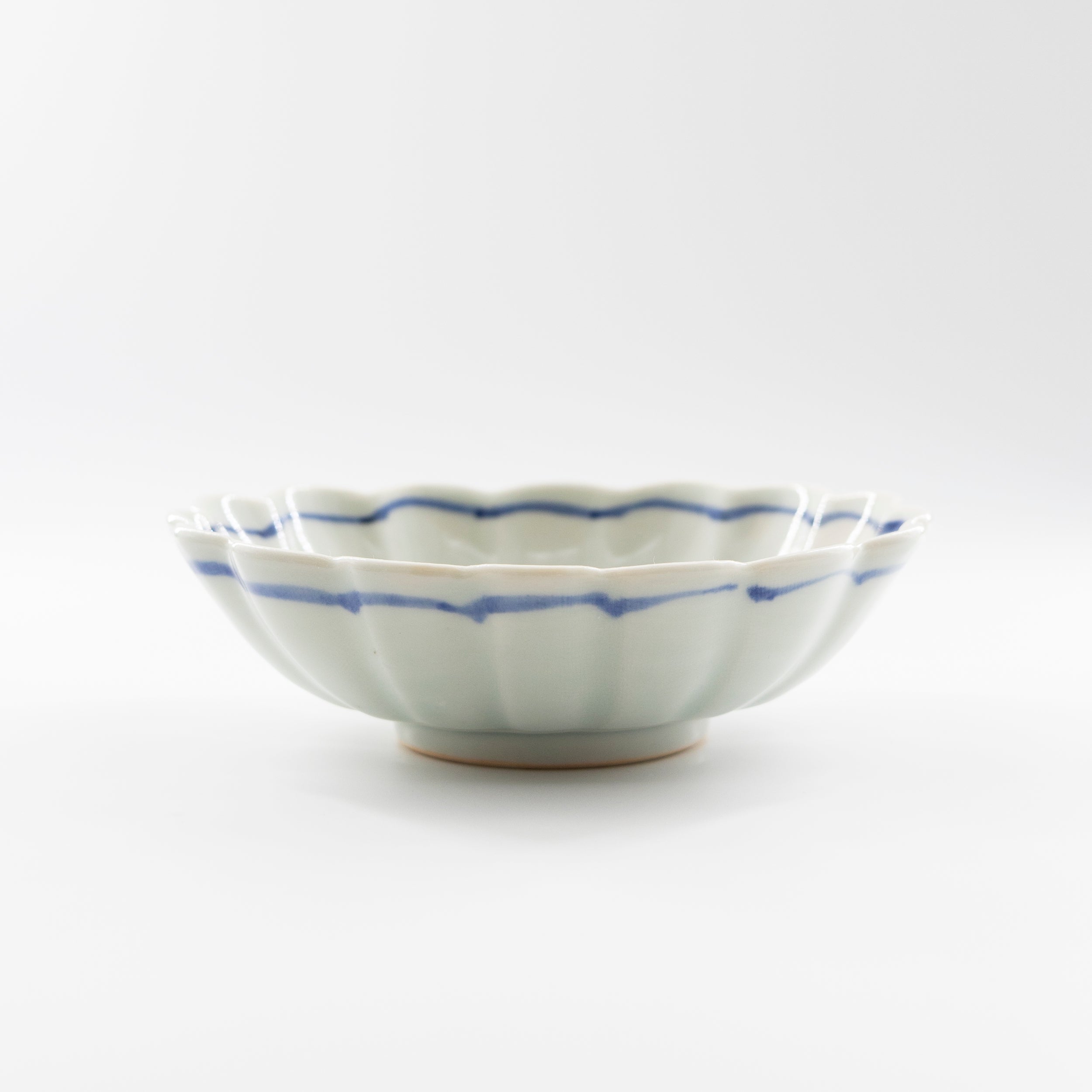 奈良千秋作の陶磁器「フチ呉須輪花鉢」