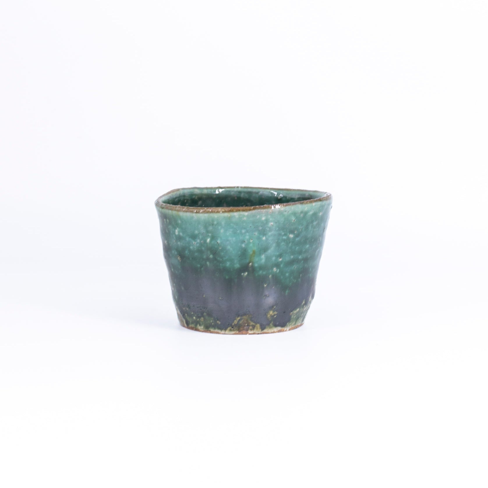 工藤和彦作の陶磁器「緑粉引そば猪口」