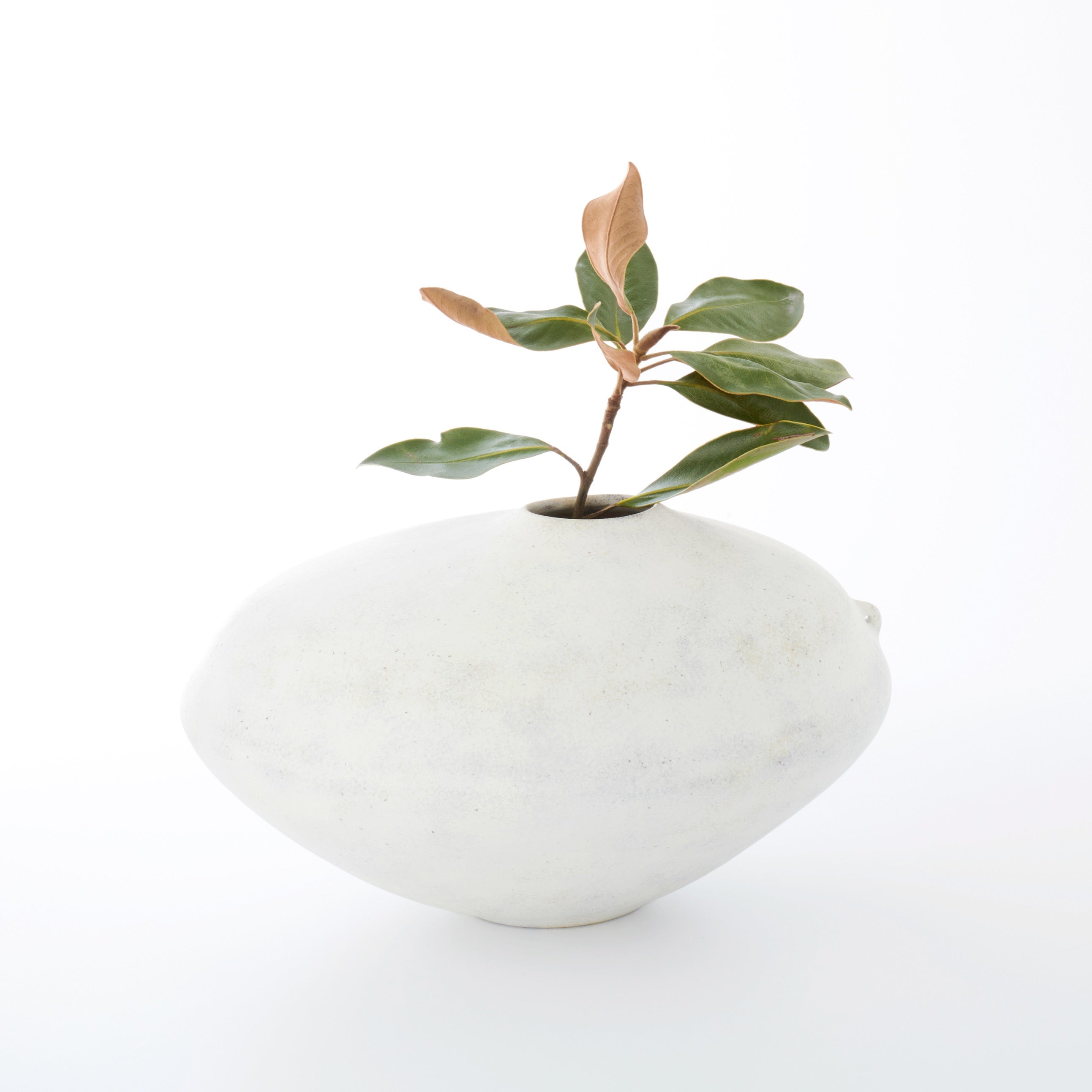 色層粉引花器