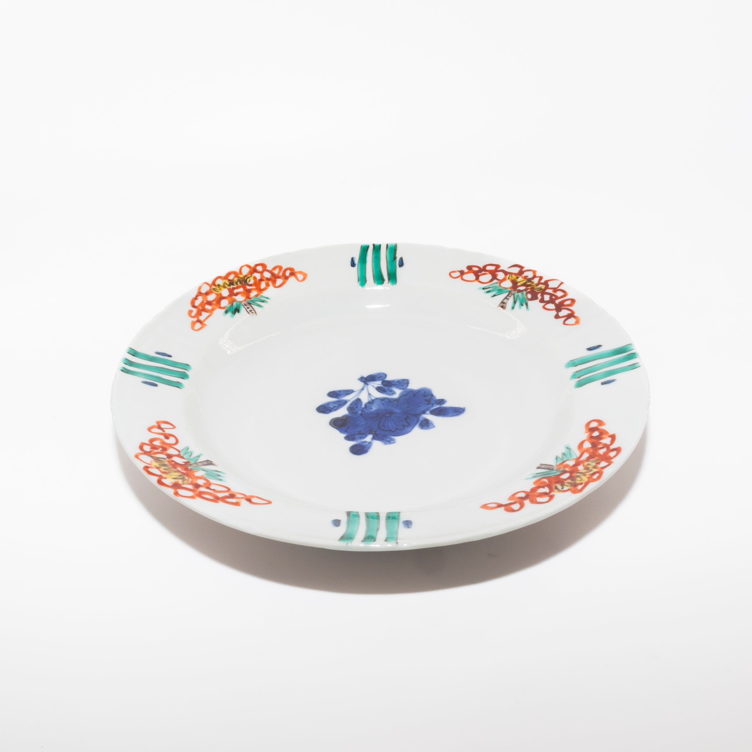 正木春蔵作の陶磁器「色絵染附 花文六寸輪花皿」