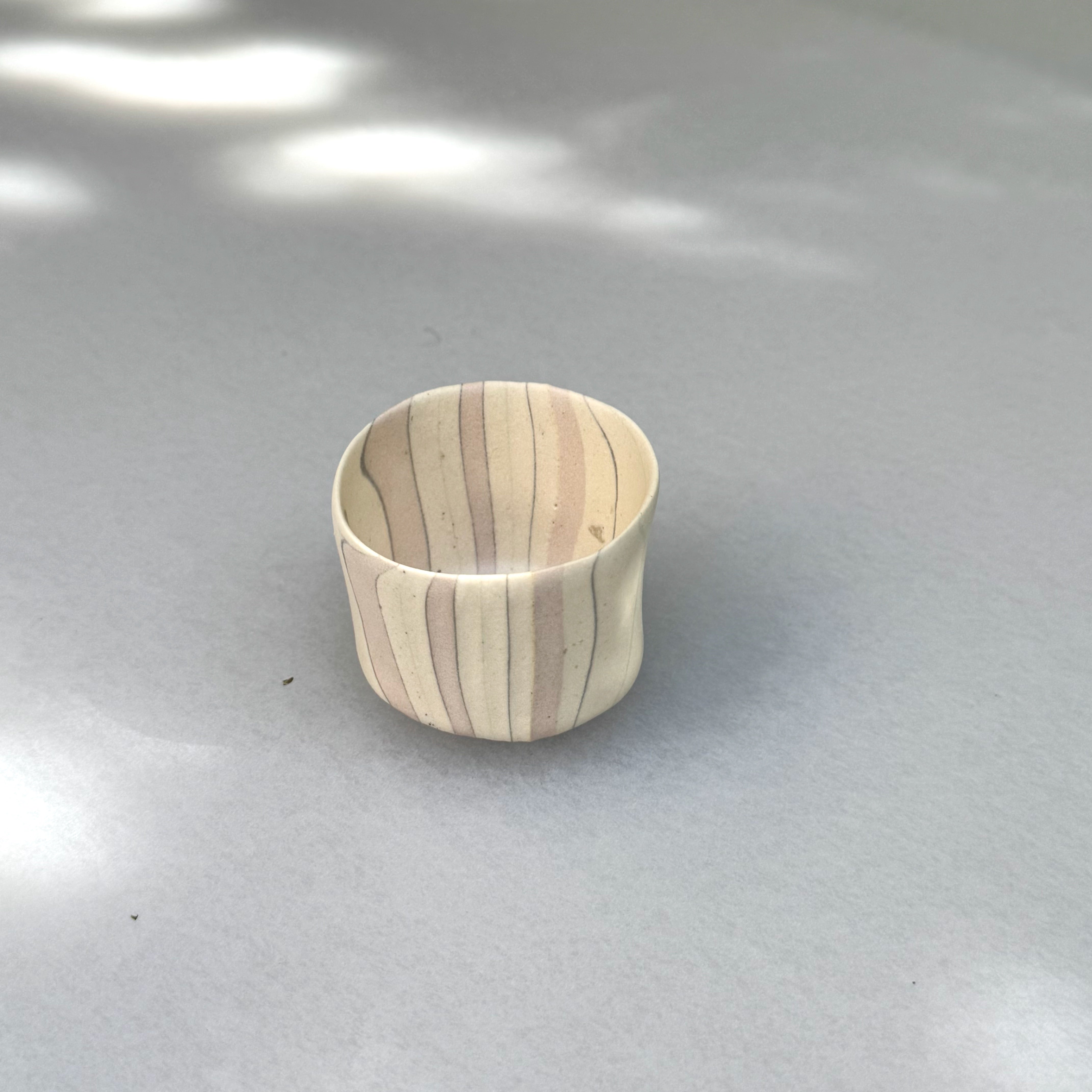 片山亜紀作の陶磁器「積層刳貫手 ぐいのみ 38 9」(写真5枚目)