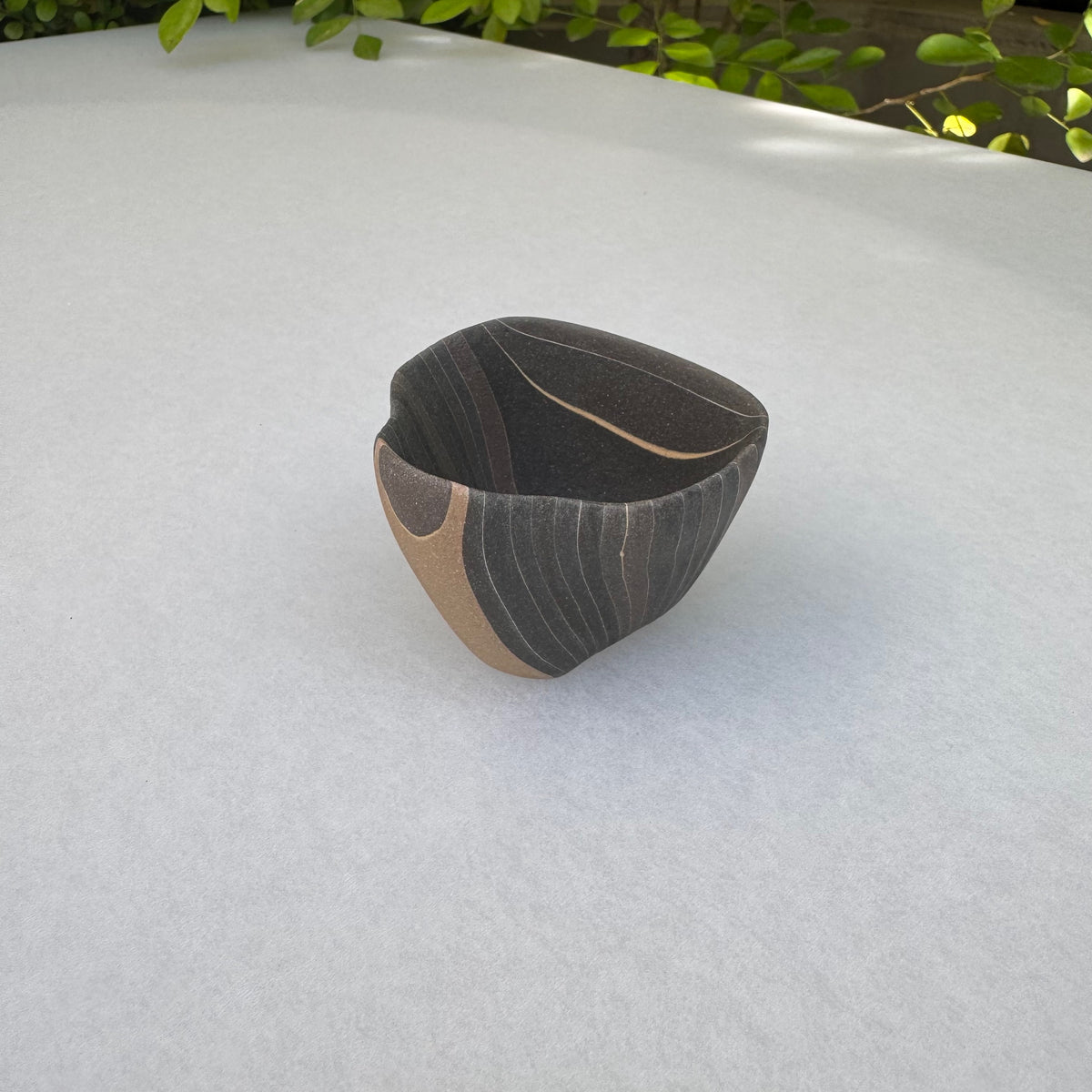 片山亜紀作の陶磁器「炭化積層刳貫手 ぐいのみ 39 1」(写真2枚目)