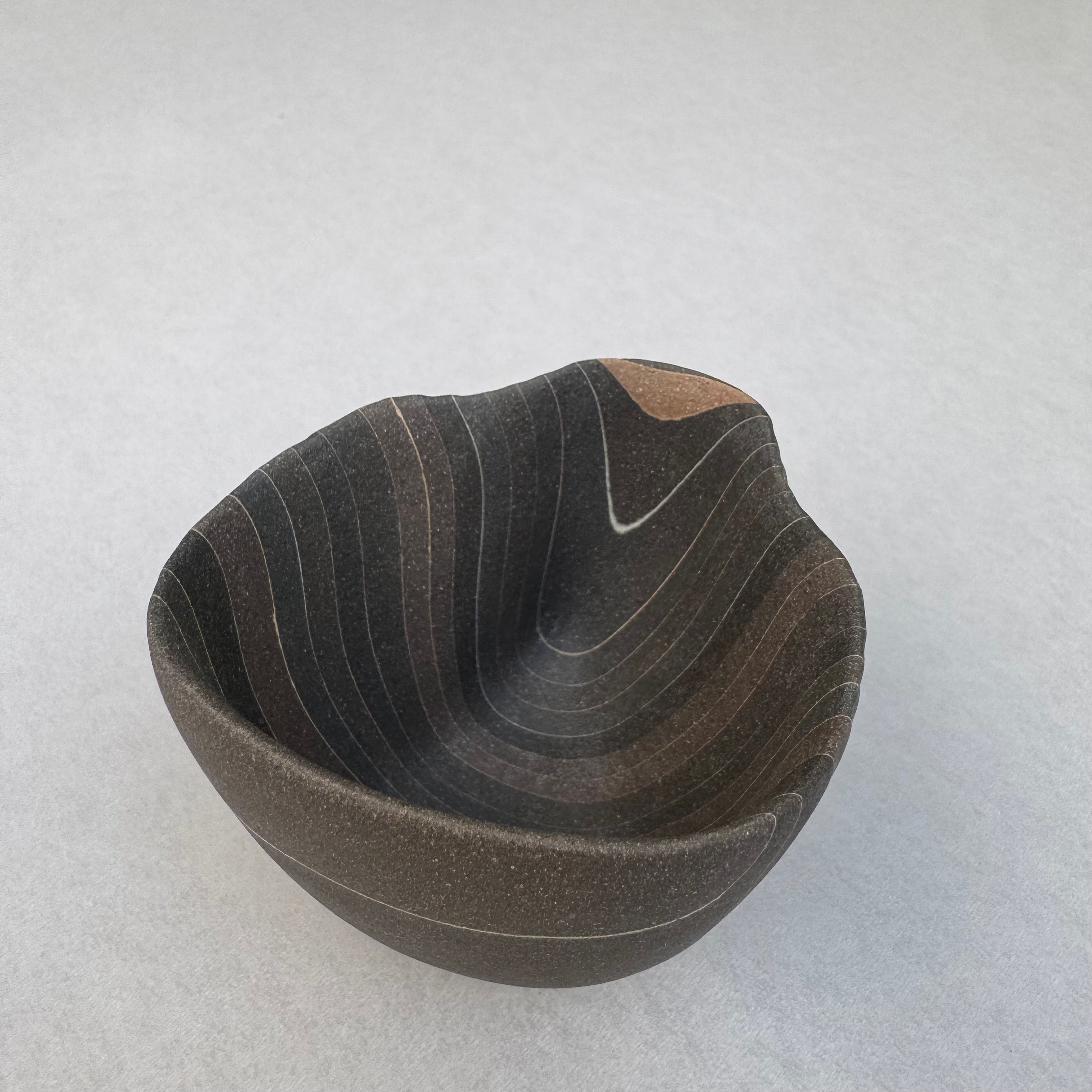 片山亜紀作の陶磁器「炭化積層刳貫手 ぐいのみ 39 1」(写真5枚目)