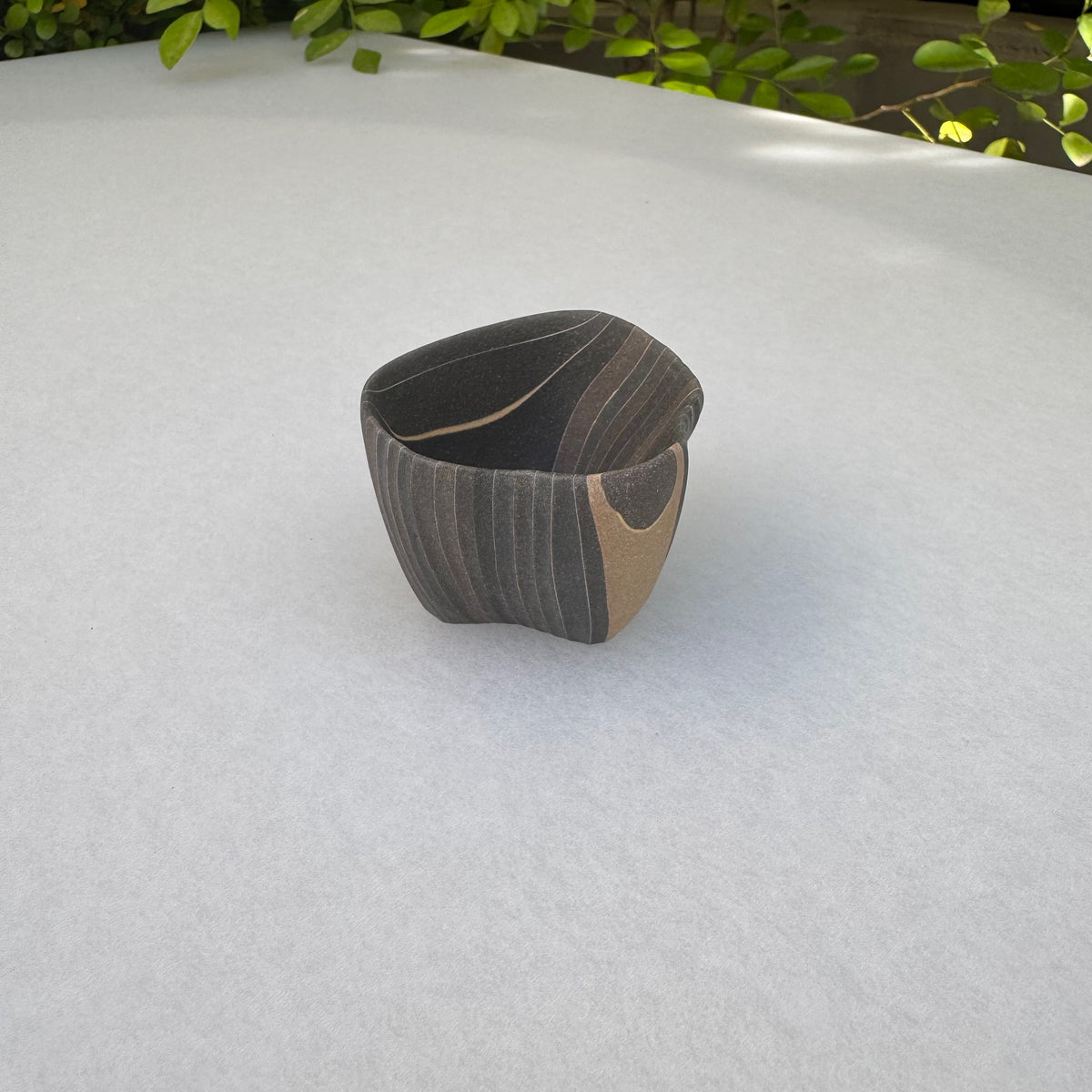 片山亜紀作の陶磁器「炭化積層刳貫手 ぐいのみ 39 1」(写真6枚目)