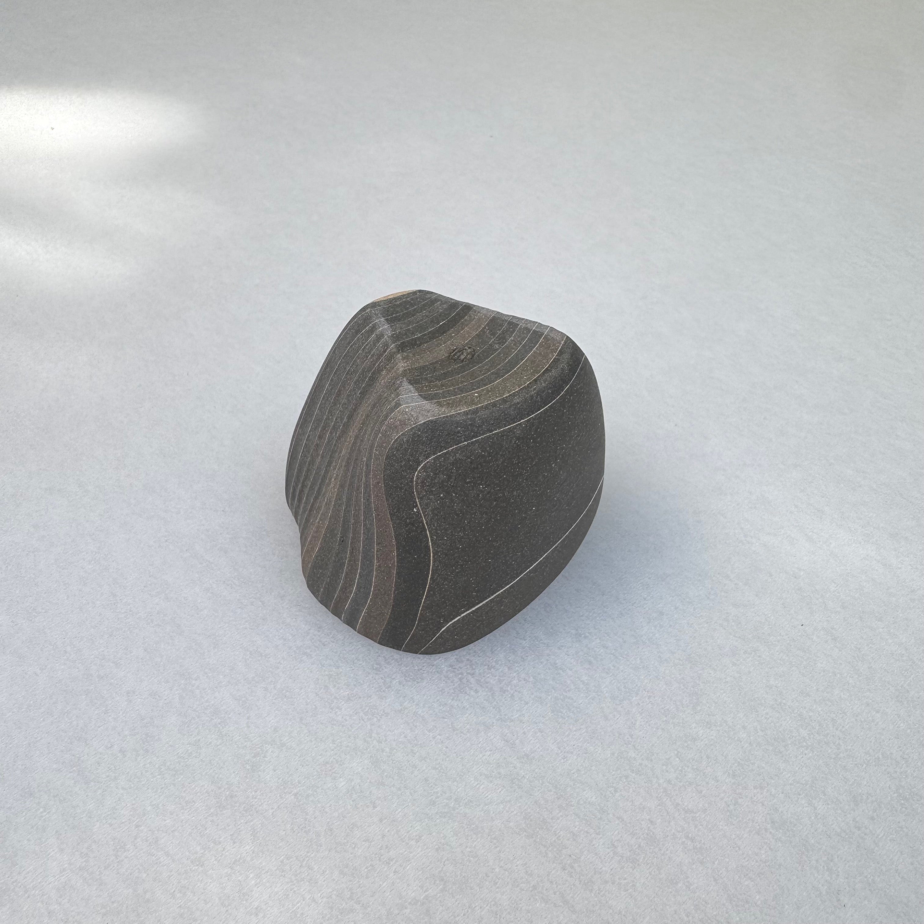 片山亜紀作の陶磁器「炭化積層刳貫手 ぐいのみ 39 1」(写真7枚目)