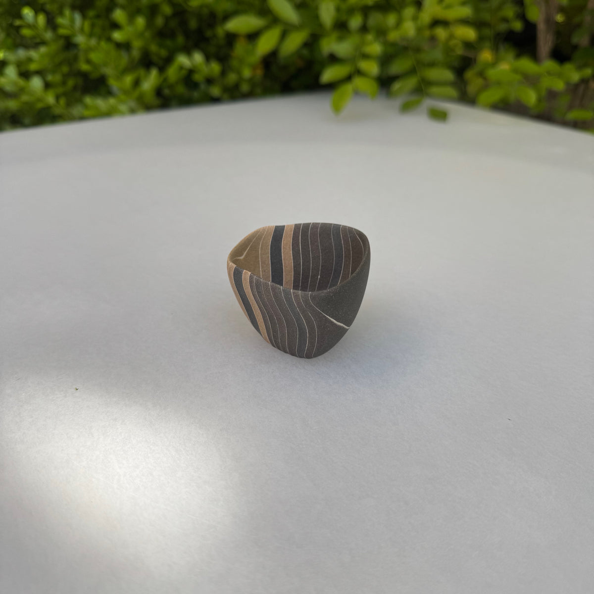 片山亜紀作の陶磁器「炭化積層刳貫手 ぐいのみ 39 2」(写真2枚目)