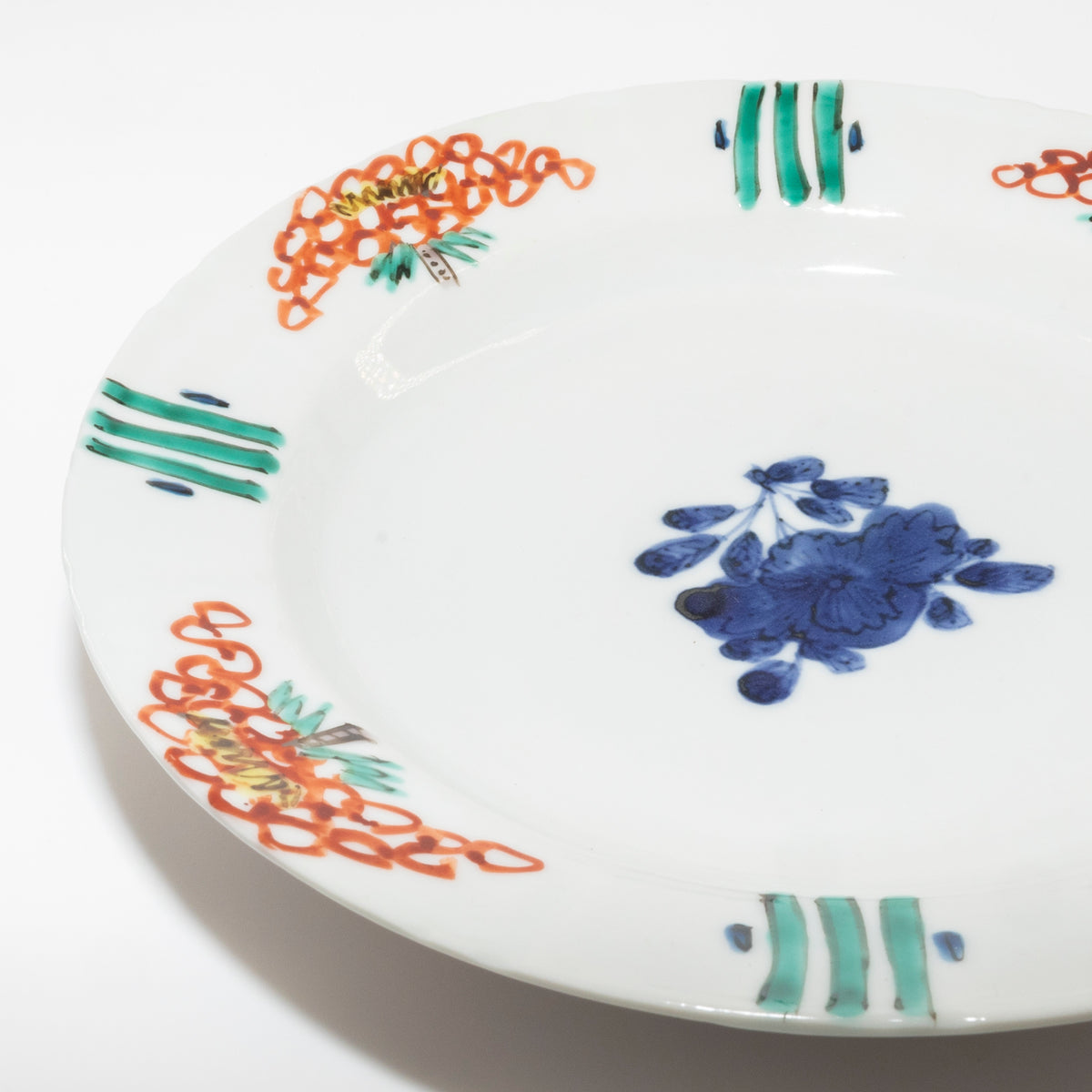 正木春蔵作の陶磁器「色絵染附 花文六寸輪花皿」(写真2枚目)