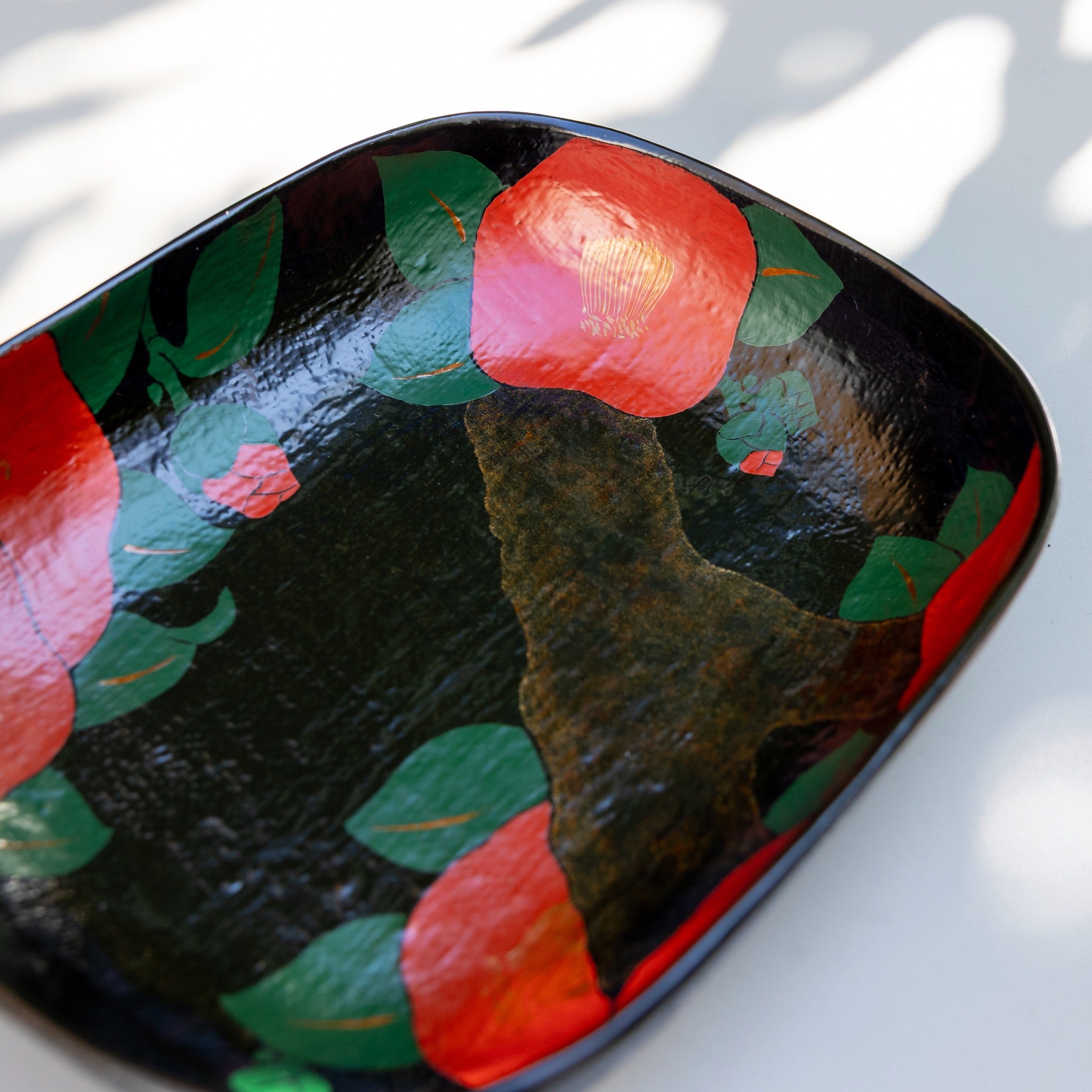 10_椿紋乾漆盛り器