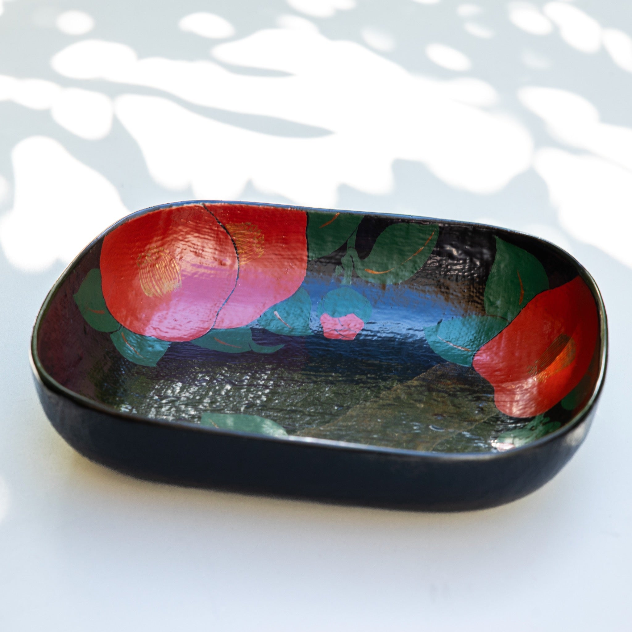 10_椿紋乾漆盛り器