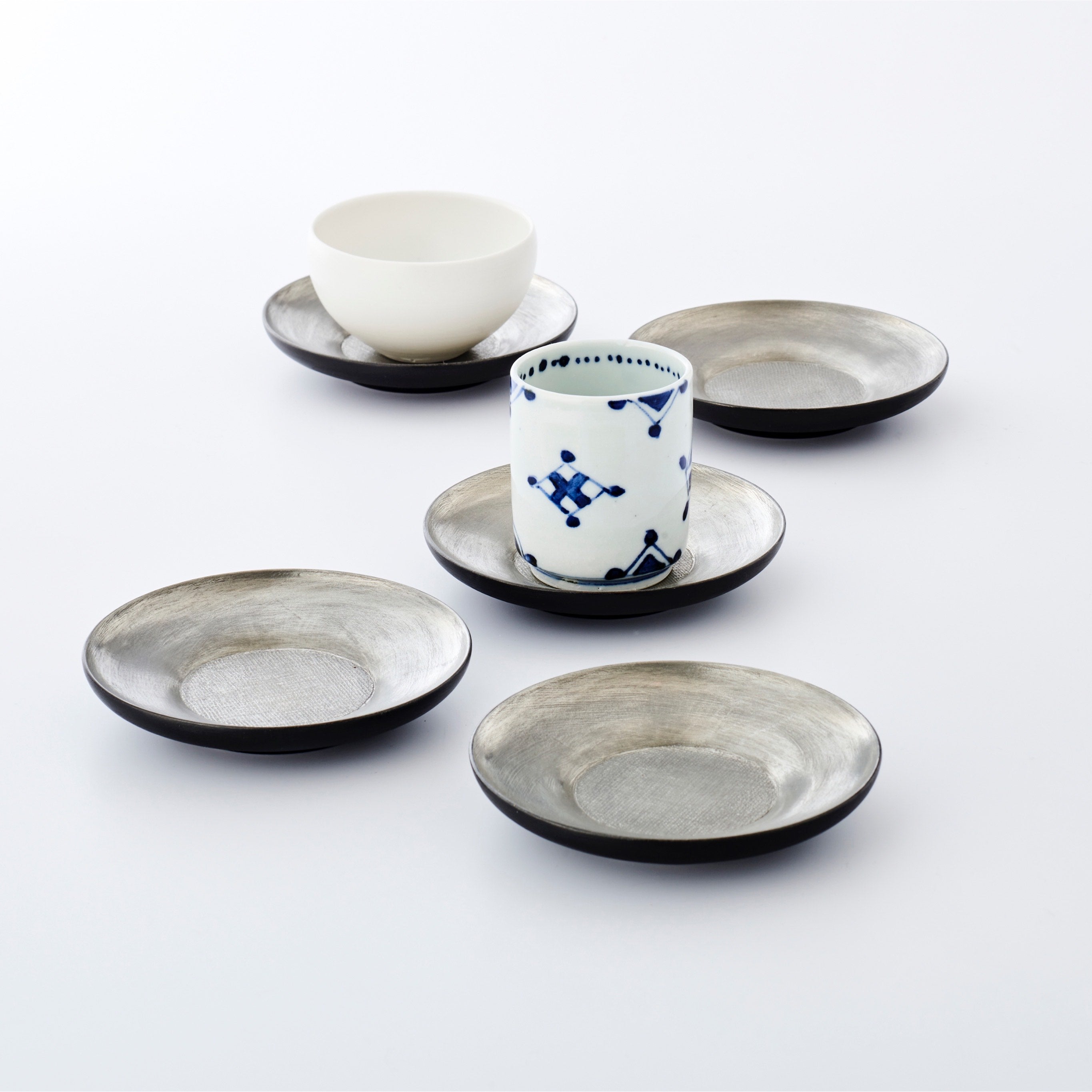 東日出夫作の茶托「茶托 錫刷毛目」(写真4枚目)