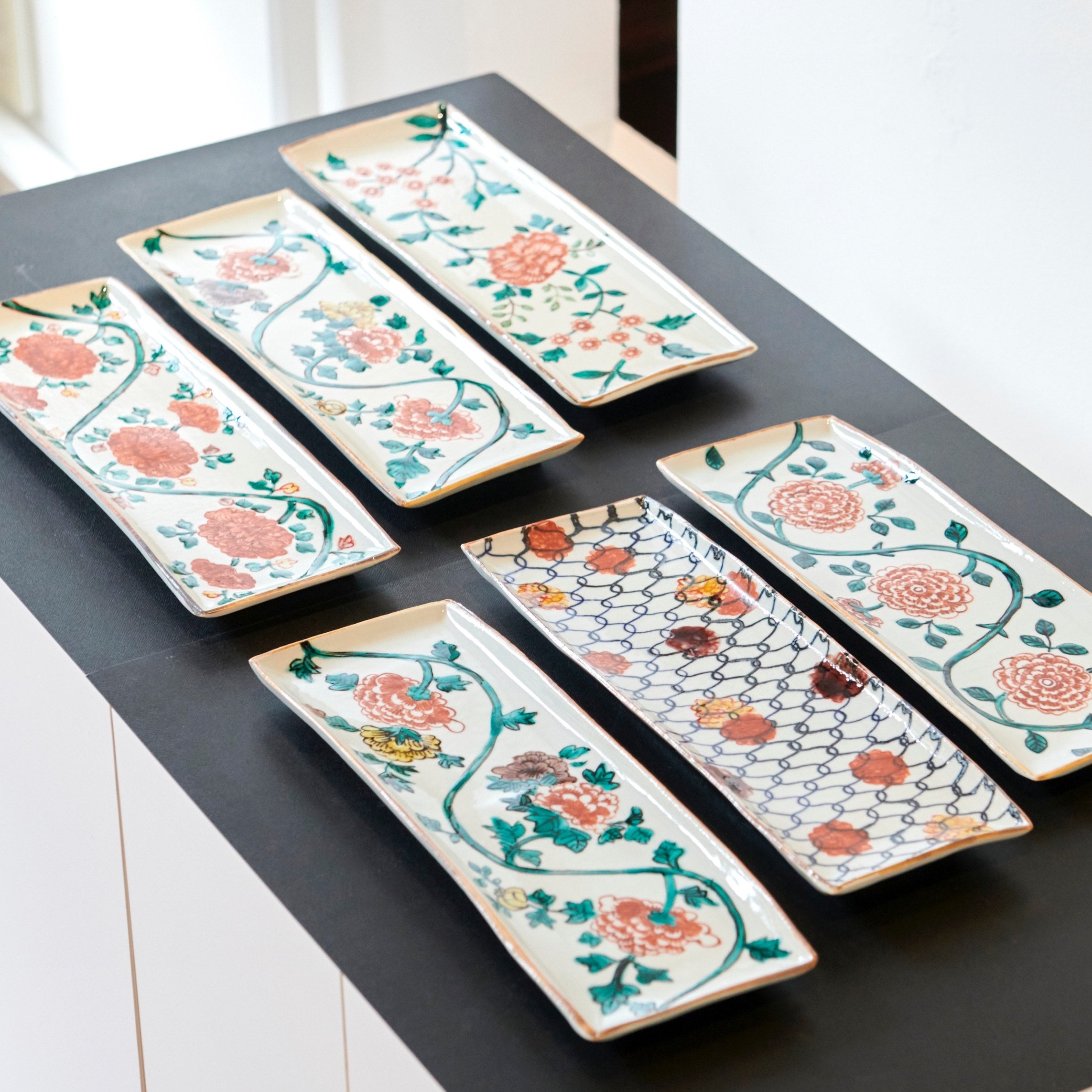 山本恭代作の陶磁器「色絵長皿(DM作品)」(写真5枚目)