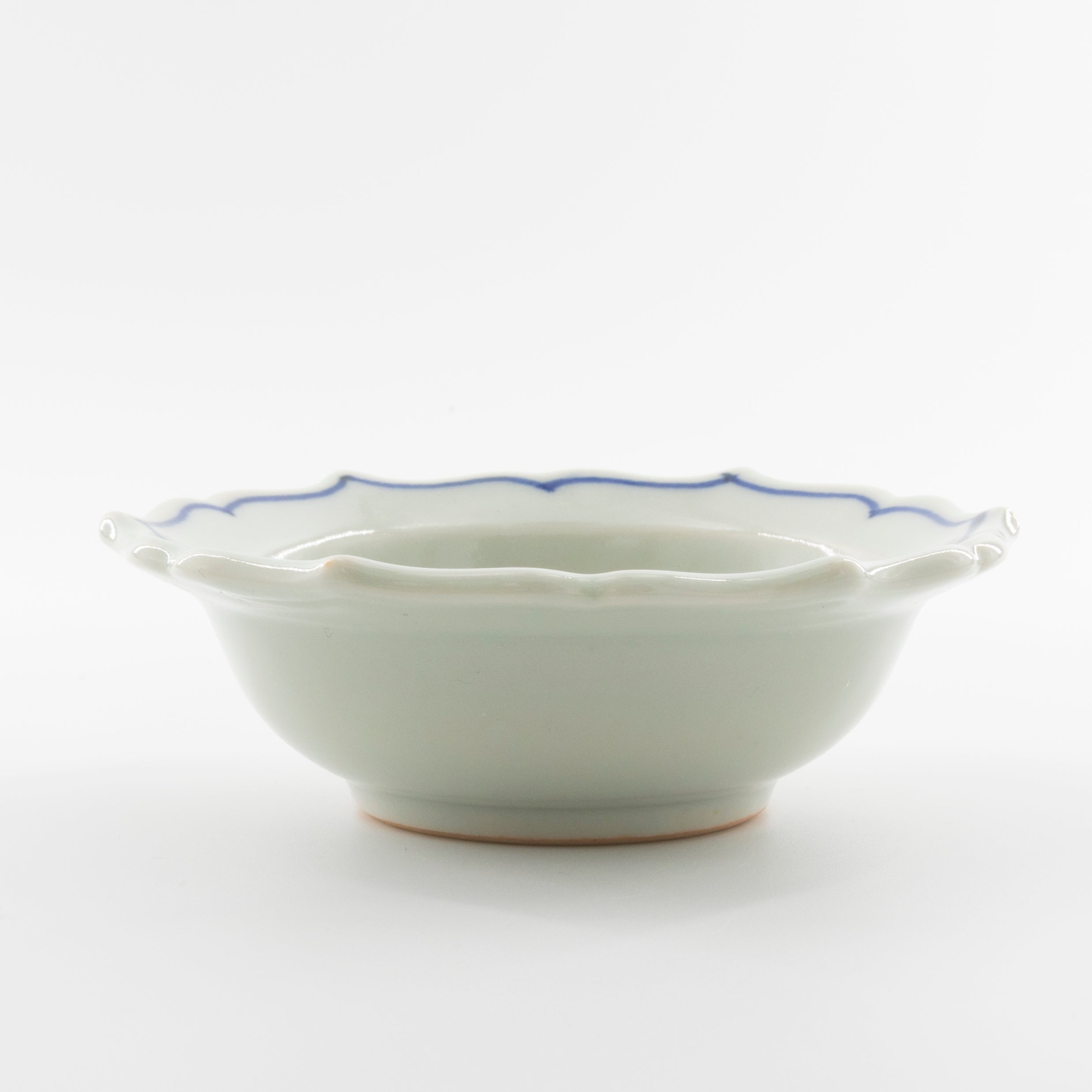 奈良千秋作の陶磁器「染付輪花皿」