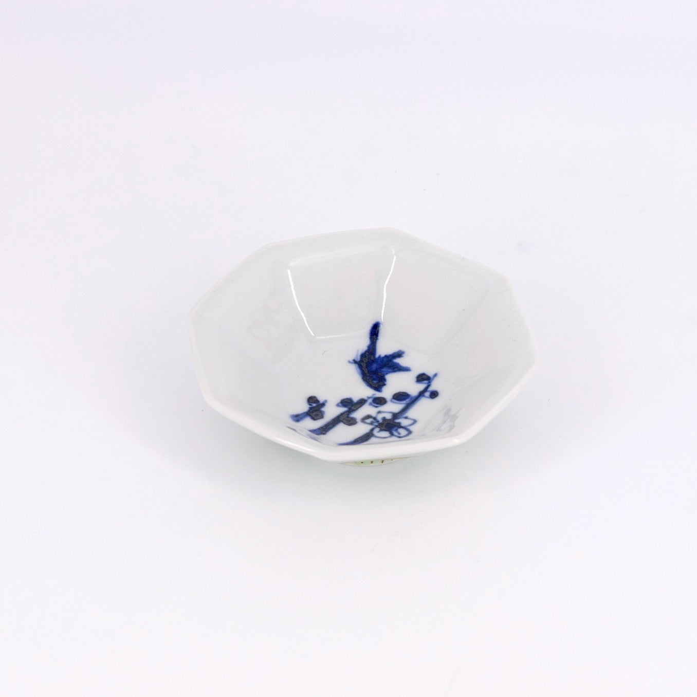 正木春蔵作の陶磁器「色絵染附槍梅文八角平盃」