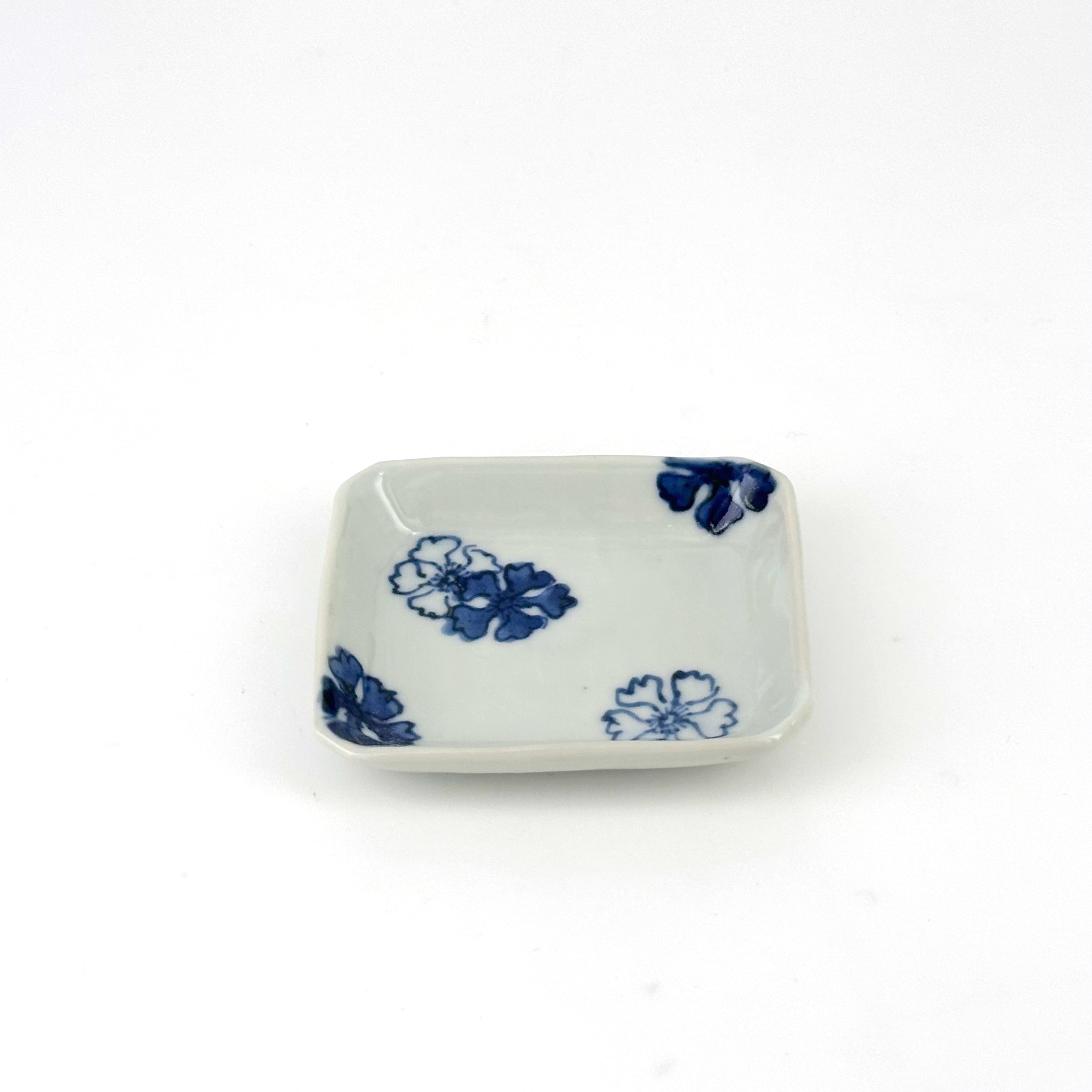 染附 桜ちらし文隅入り角豆皿