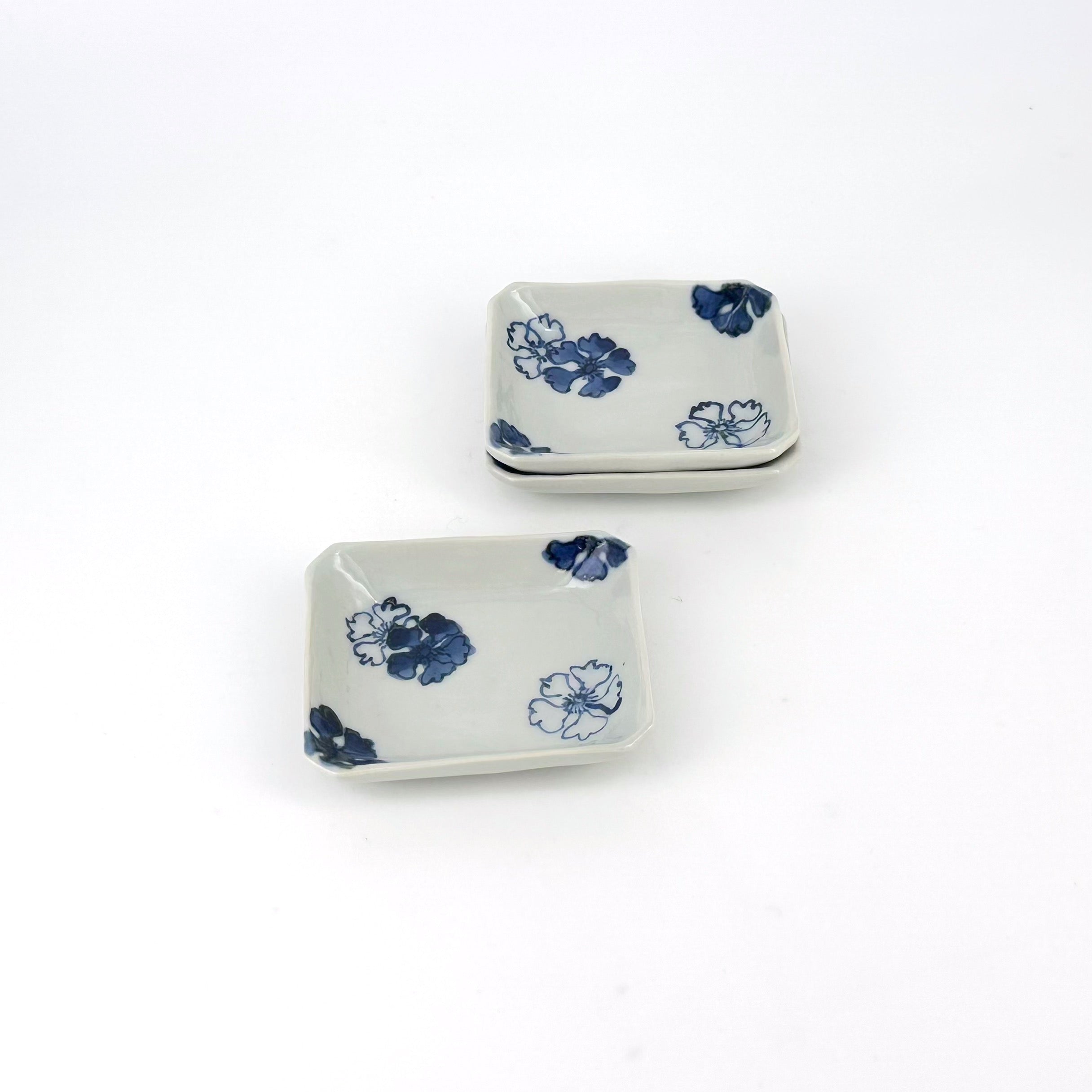 染附 桜ちらし文隅入り角豆皿