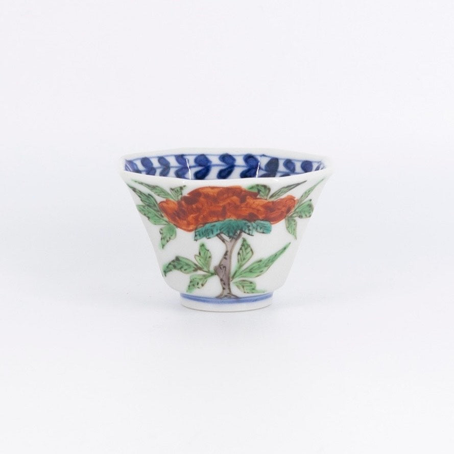 正木春蔵作の陶磁器「色絵染附牡丹文八角酒呑」