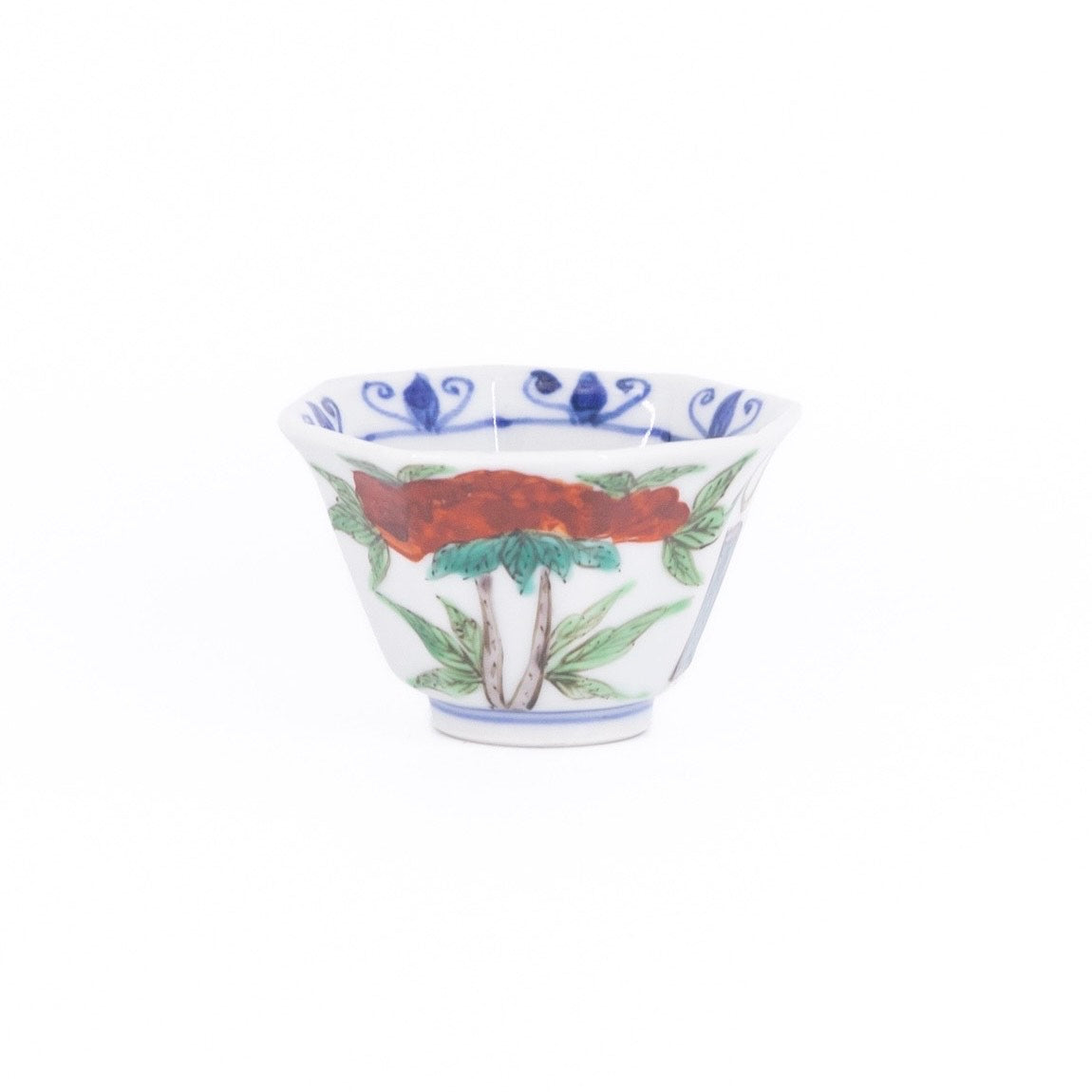 正木春蔵作の陶磁器「色絵染附牡丹文八角酒呑」