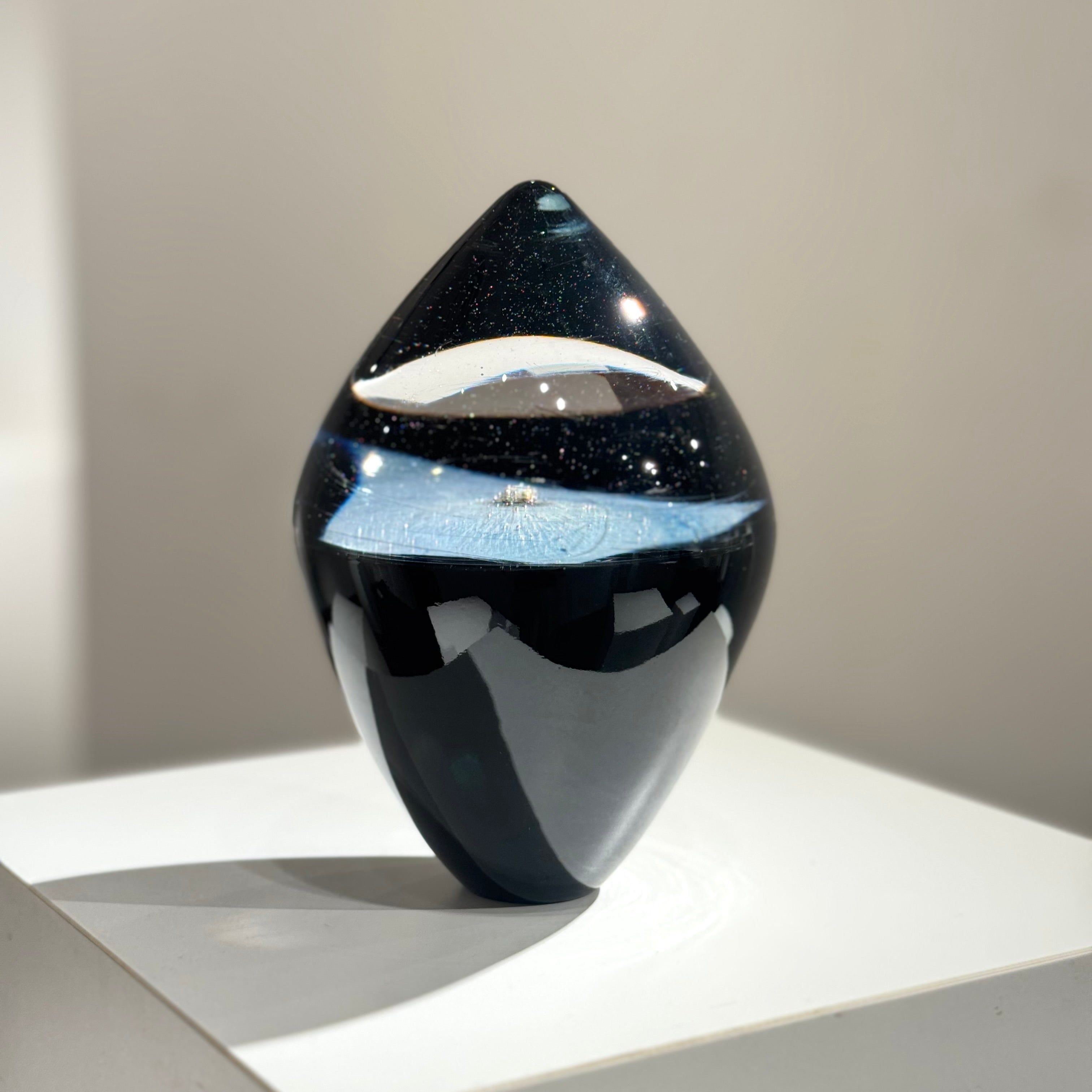 戸田晶子作のガラスのオブジェ「t-3 focus-floating-7」