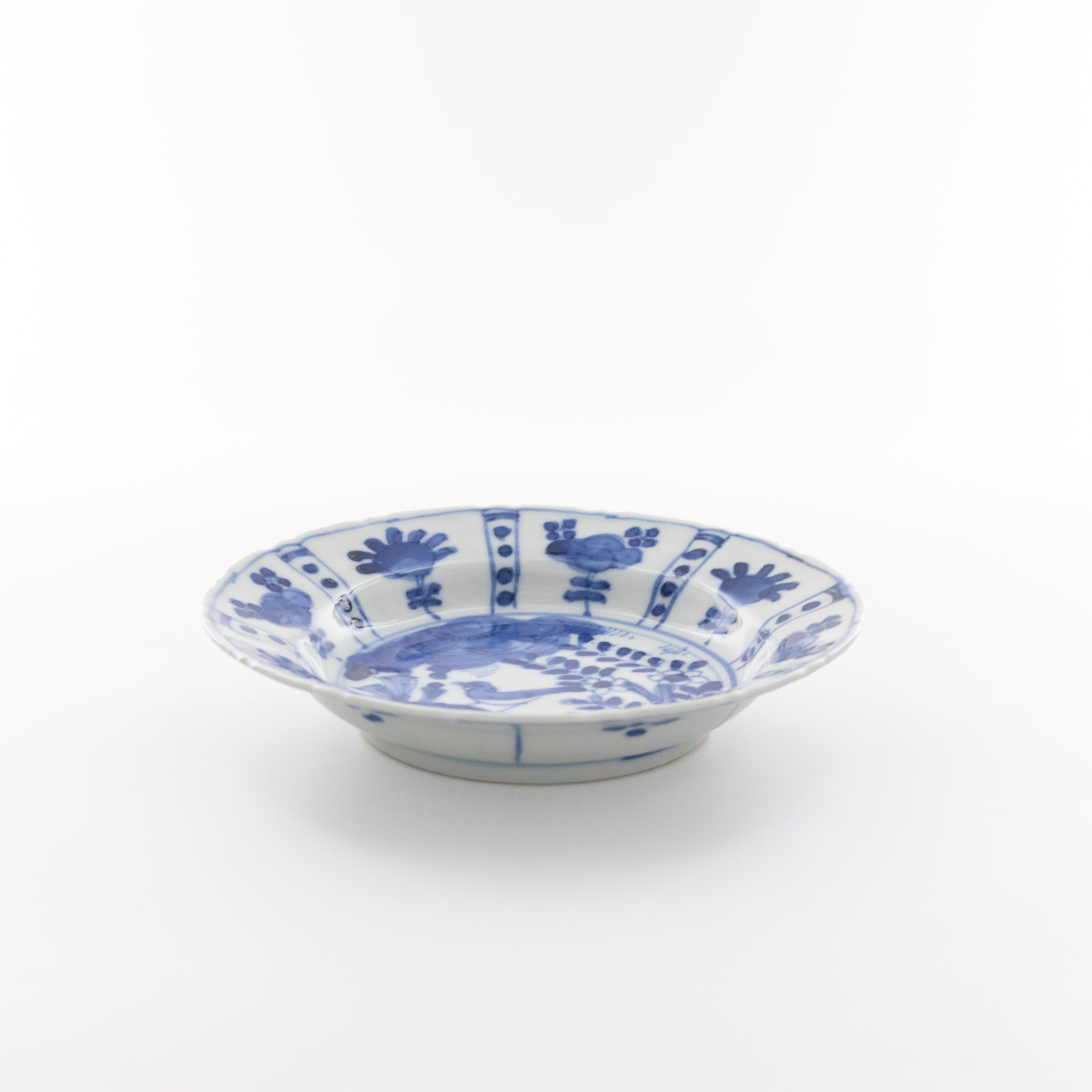 正木春蔵作の陶磁器「染附 小鳥文輪花皿」