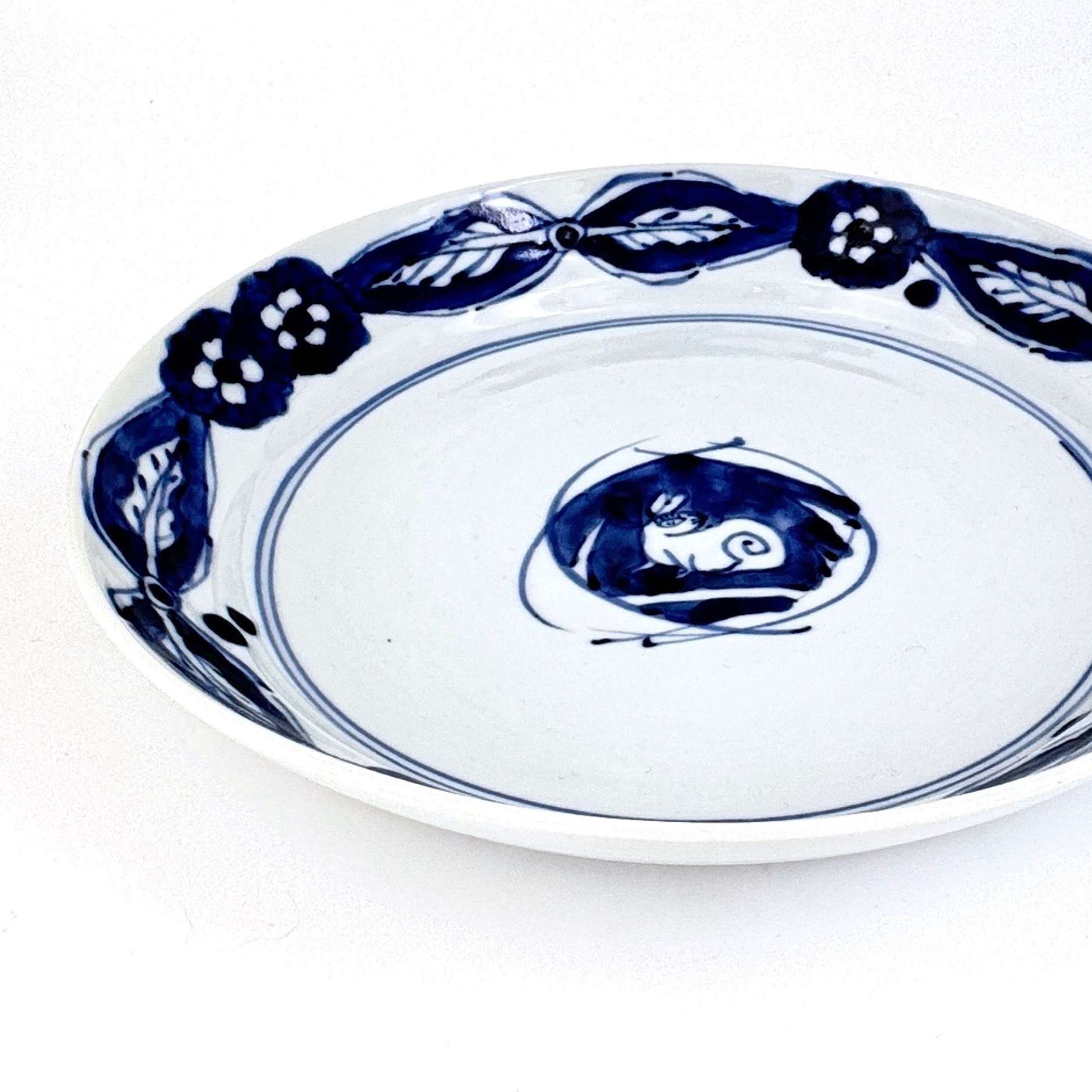 北野敏一作の陶磁器「花輪野うさぎ図平皿(約21cm)」(写真3枚目)