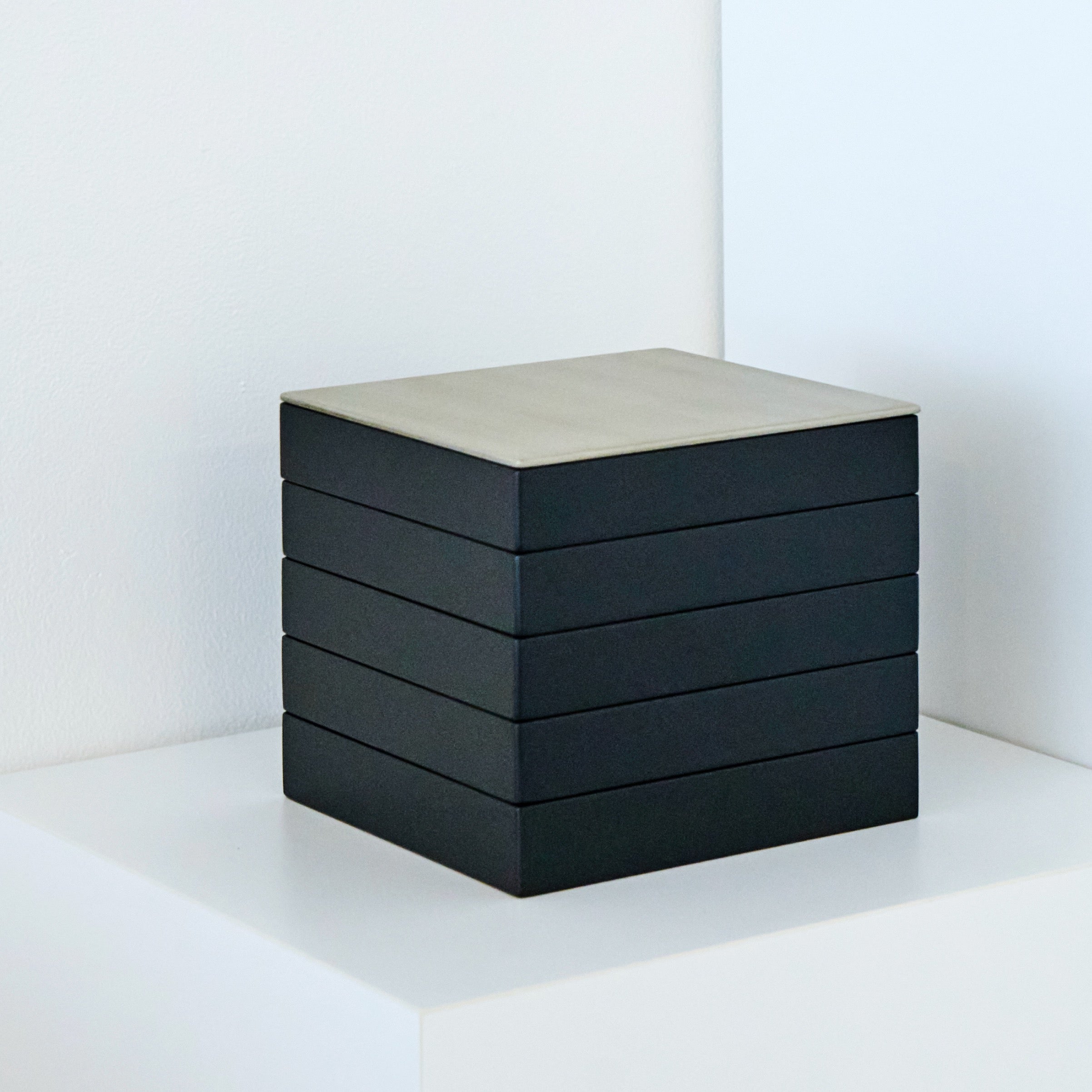 43_Silver-colored stacked plate with lid