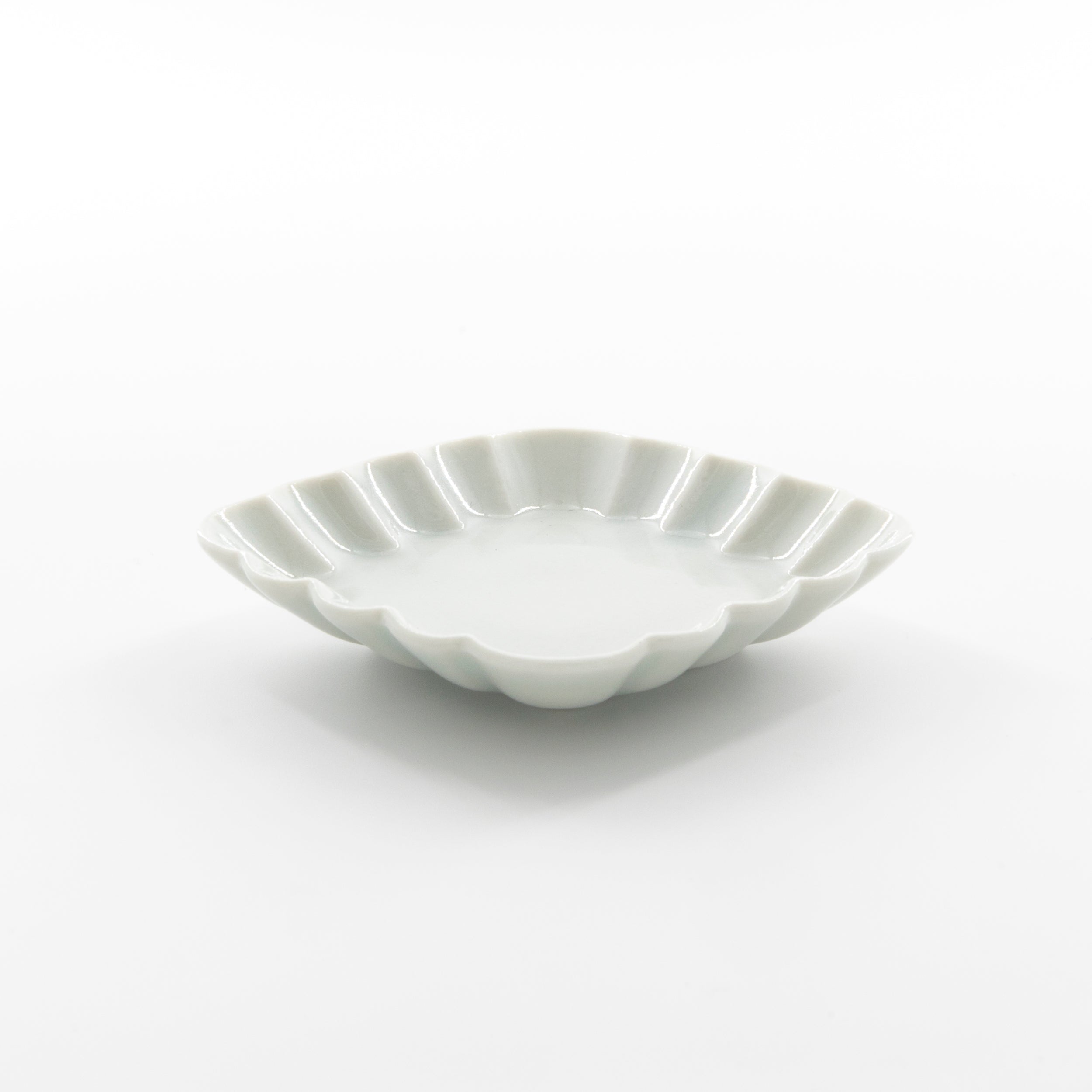 White porcelain diamond-shaped flower small plate