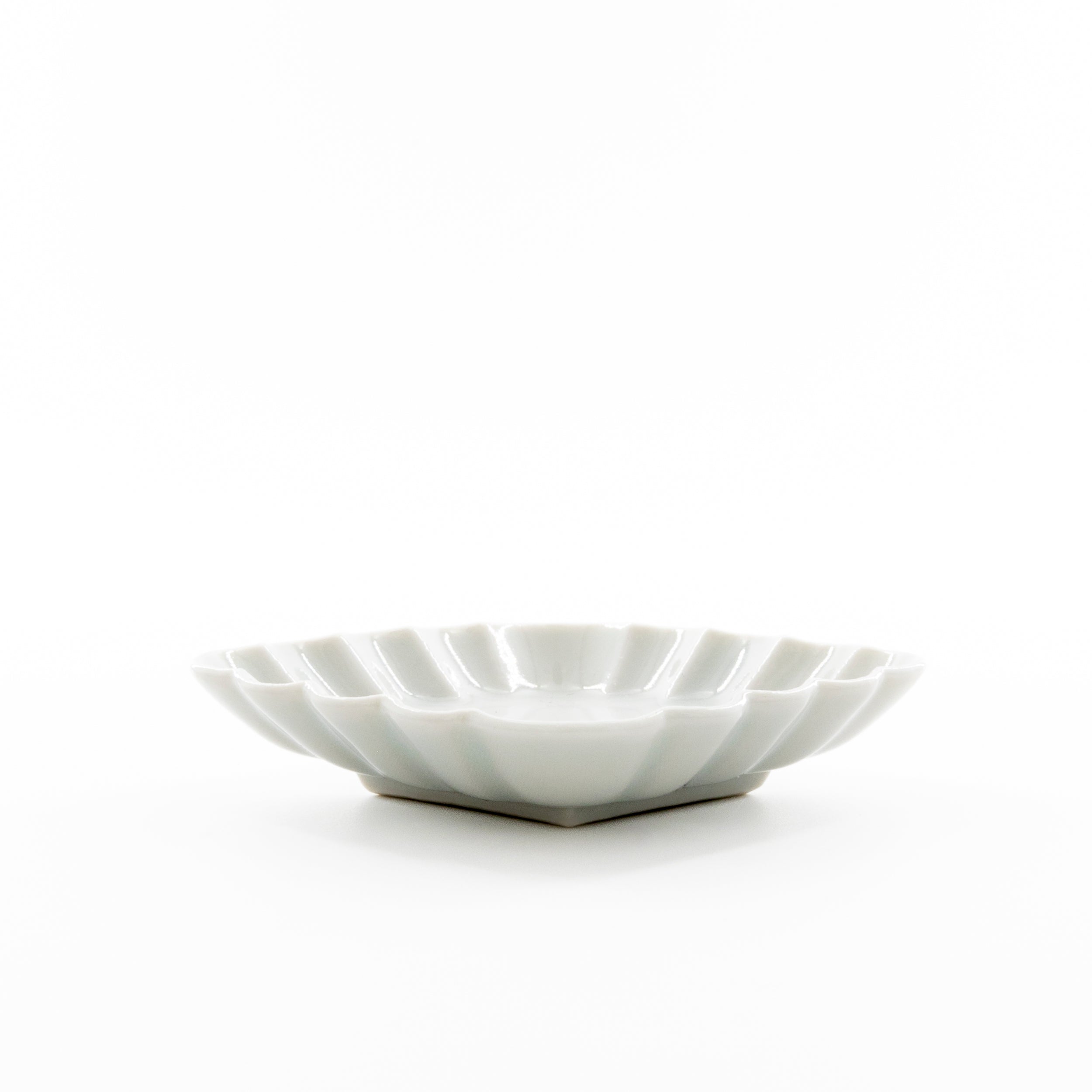 White porcelain diamond-shaped flower small plate