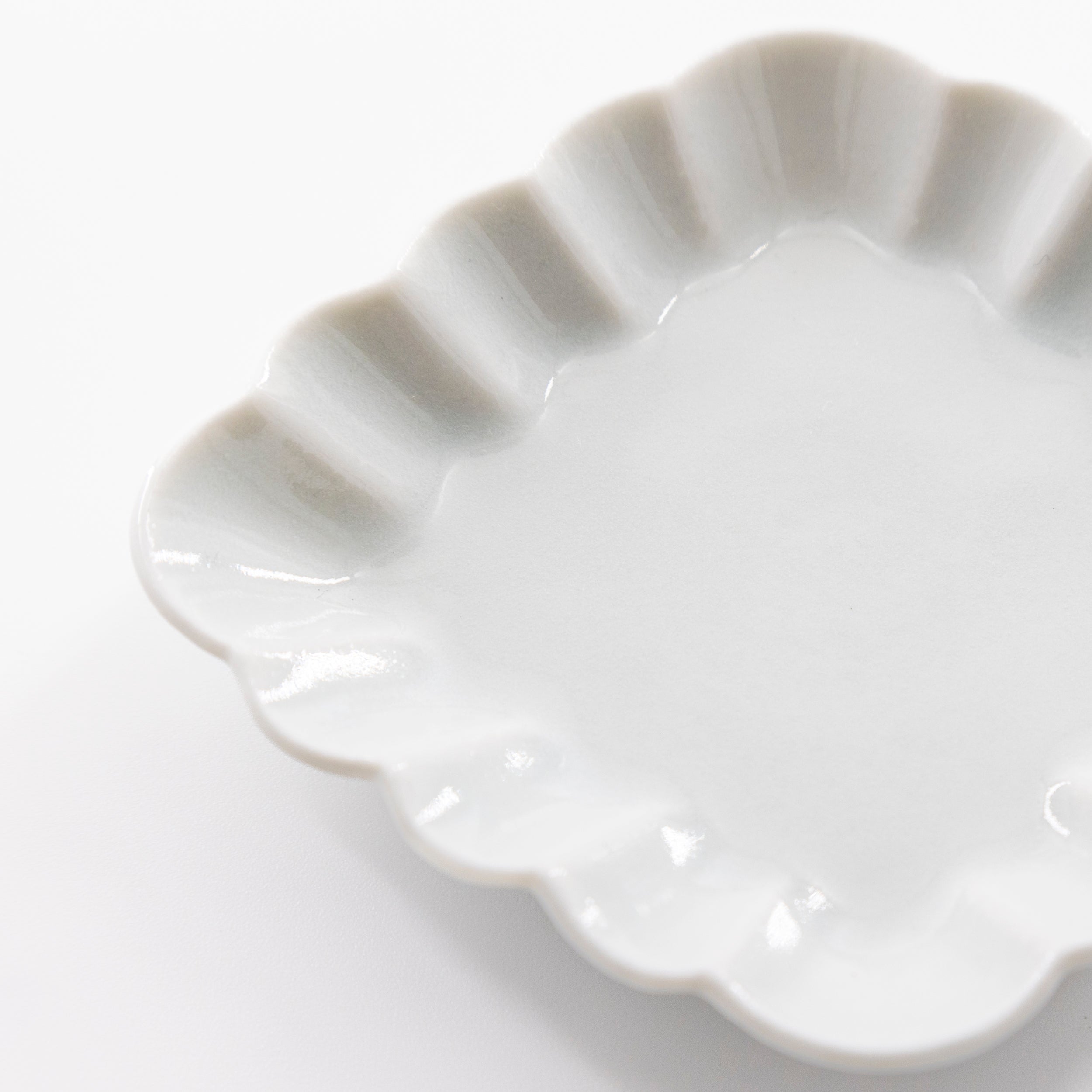 White porcelain diamond-shaped flower small plate