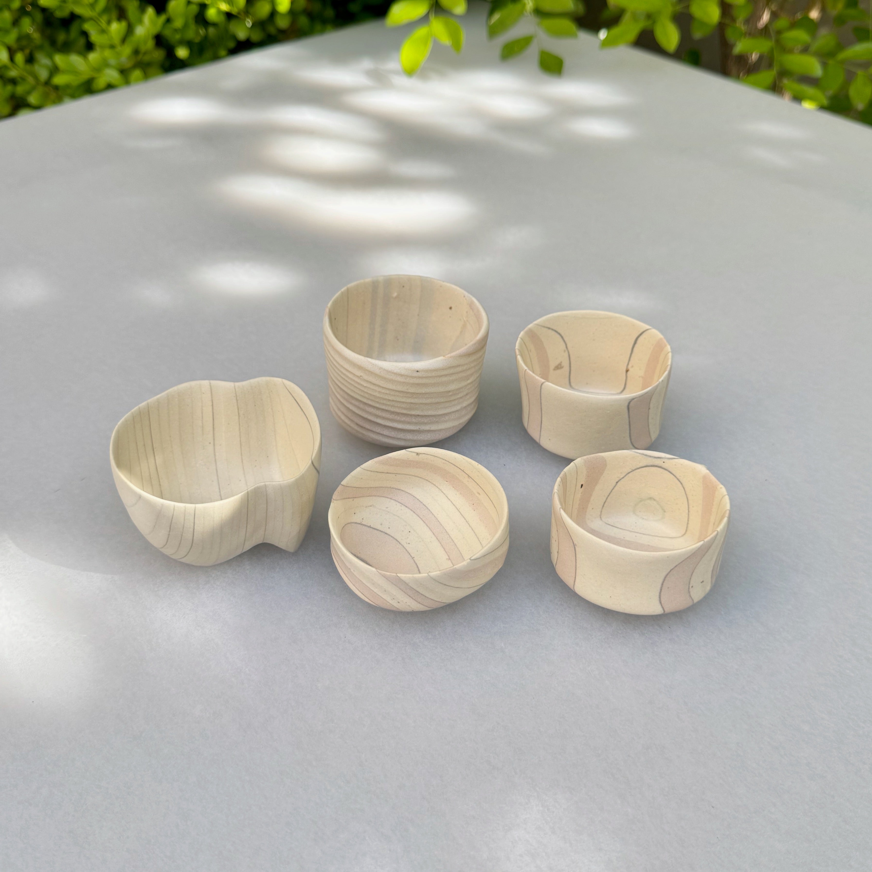 片山亜紀作の陶磁器「積層刳貫手 ぐいのみ 38 9」（写真8枚目）