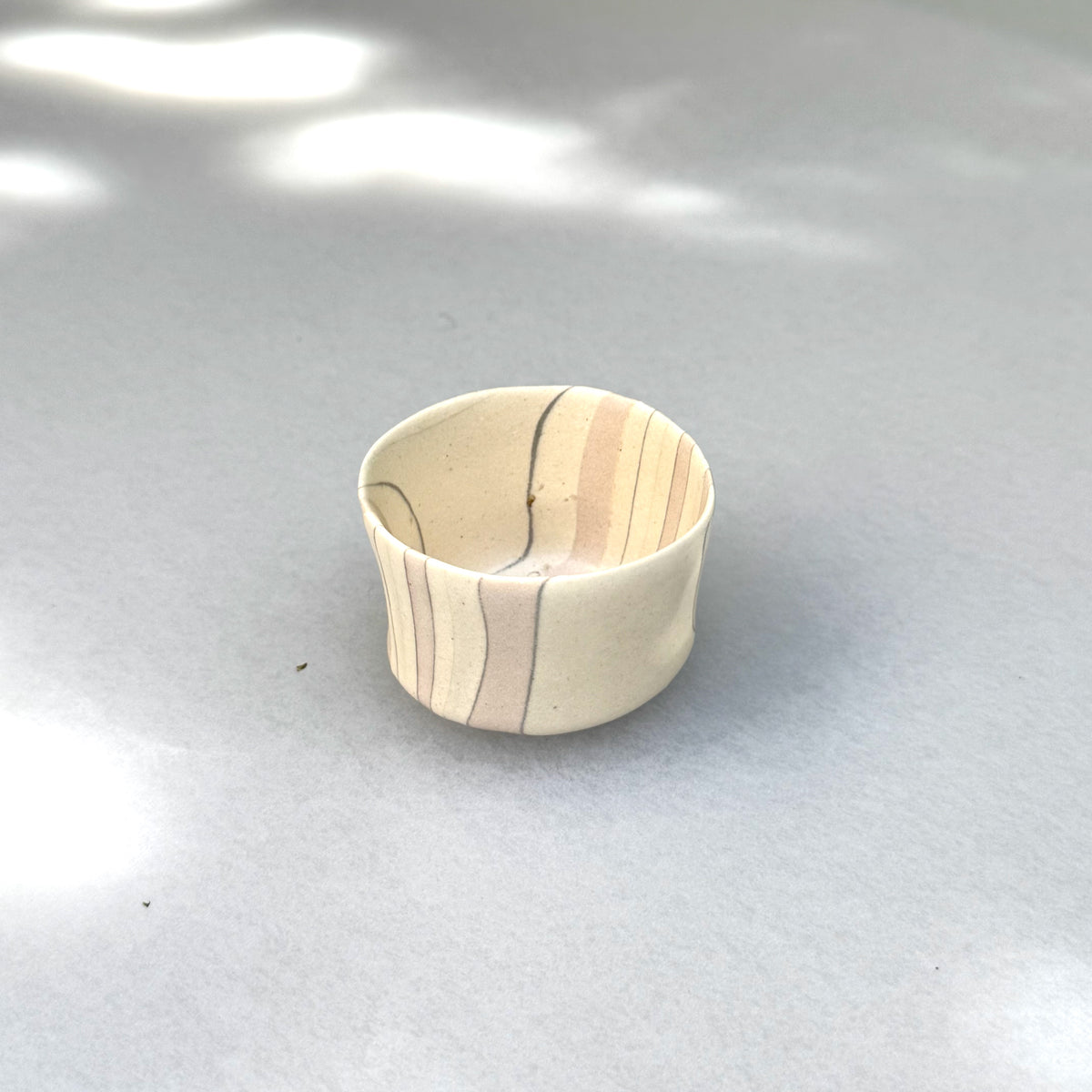 片山亜紀作の陶磁器「積層刳貫手 ぐいのみ 38 9」