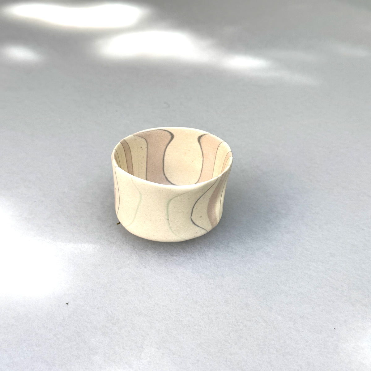 片山亜紀作の陶磁器「積層刳貫手 ぐいのみ 38 9」（写真2枚目）