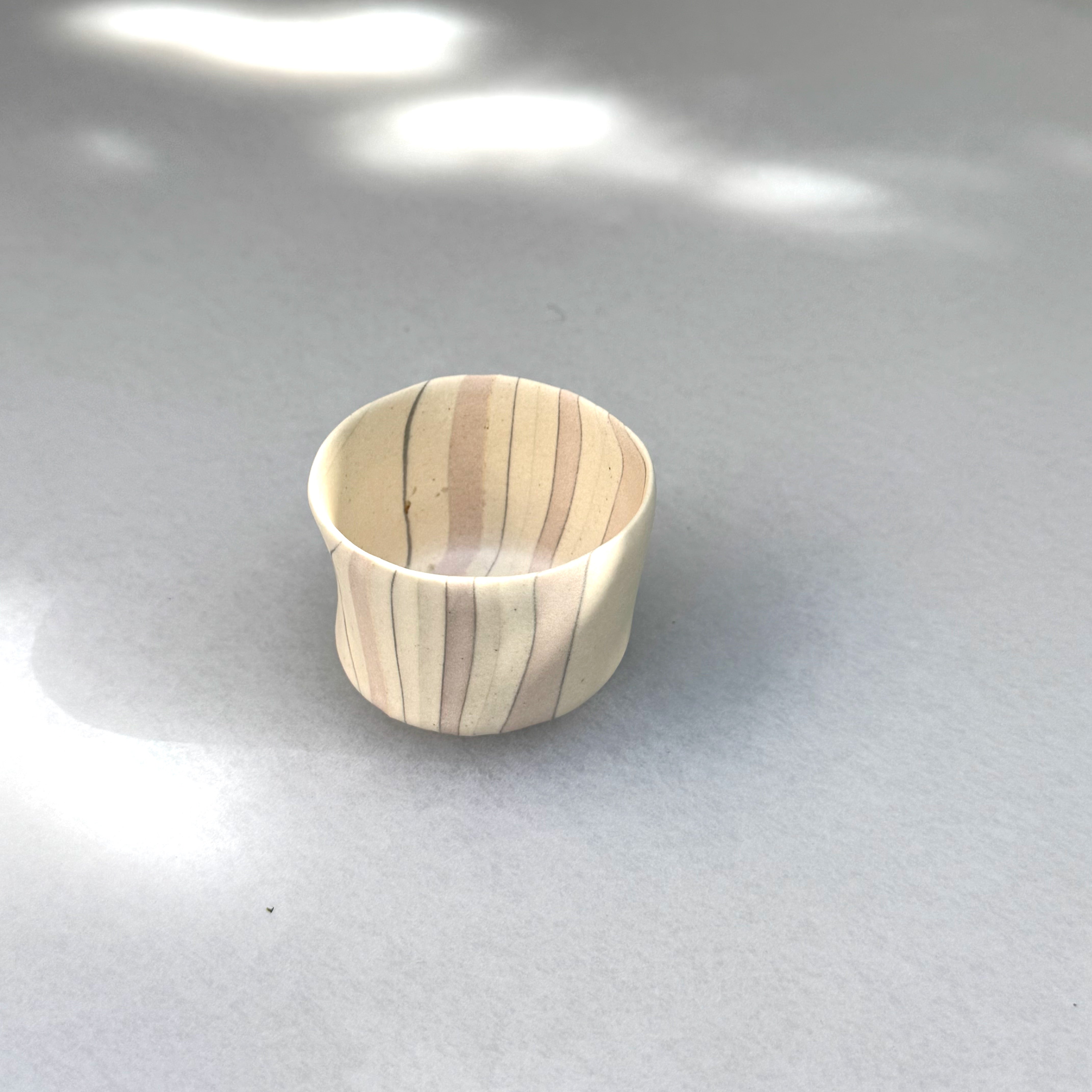 片山亜紀作の陶磁器「積層刳貫手 ぐいのみ 38 9」（写真3枚目）
