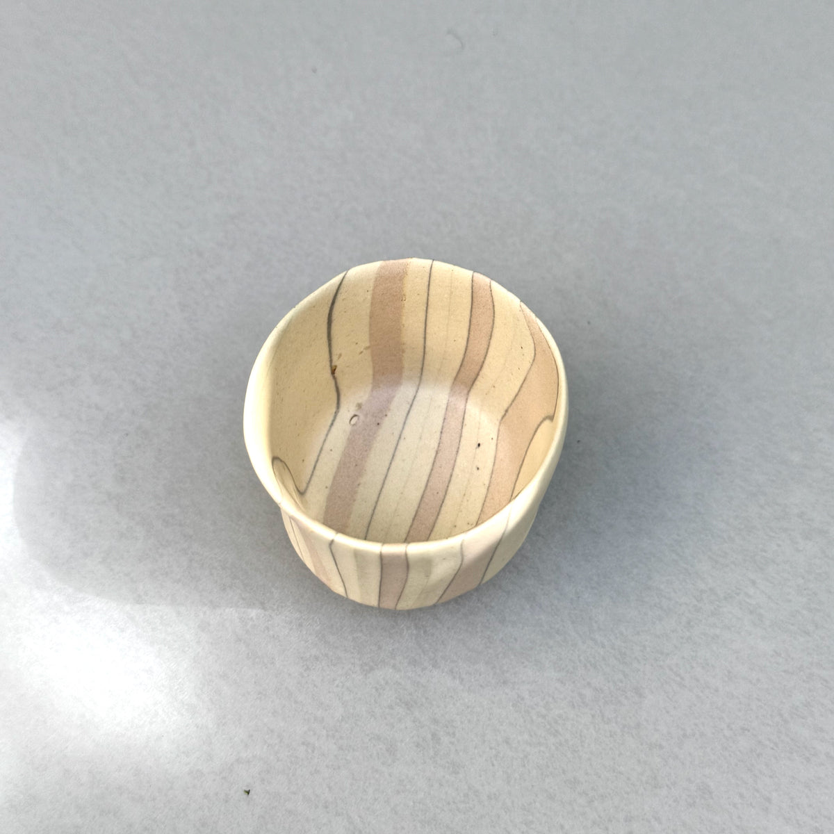 片山亜紀作の陶磁器「積層刳貫手 ぐいのみ 38 9」（写真6枚目）