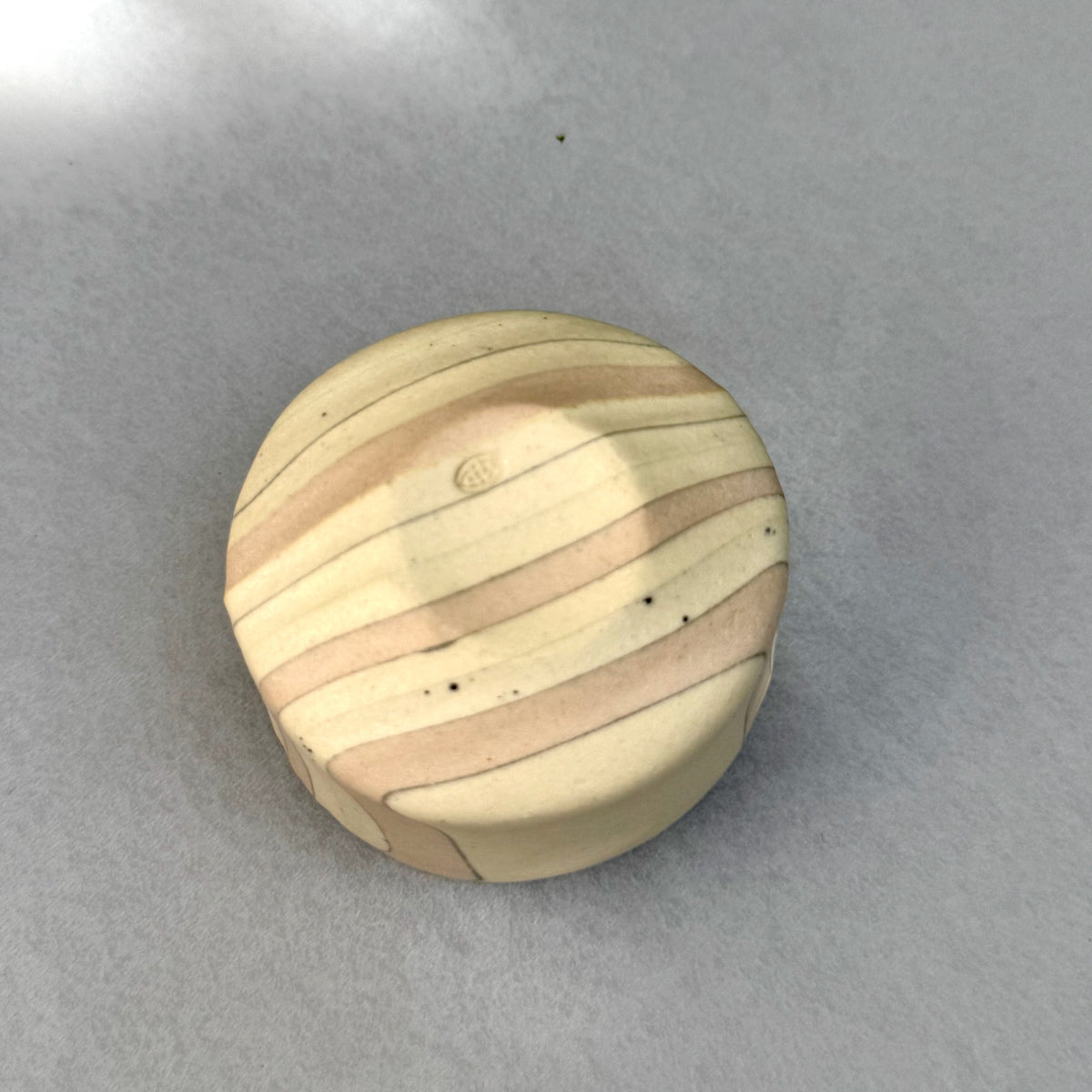 片山亜紀作の陶磁器「積層刳貫手 ぐいのみ 38 9」（写真7枚目）