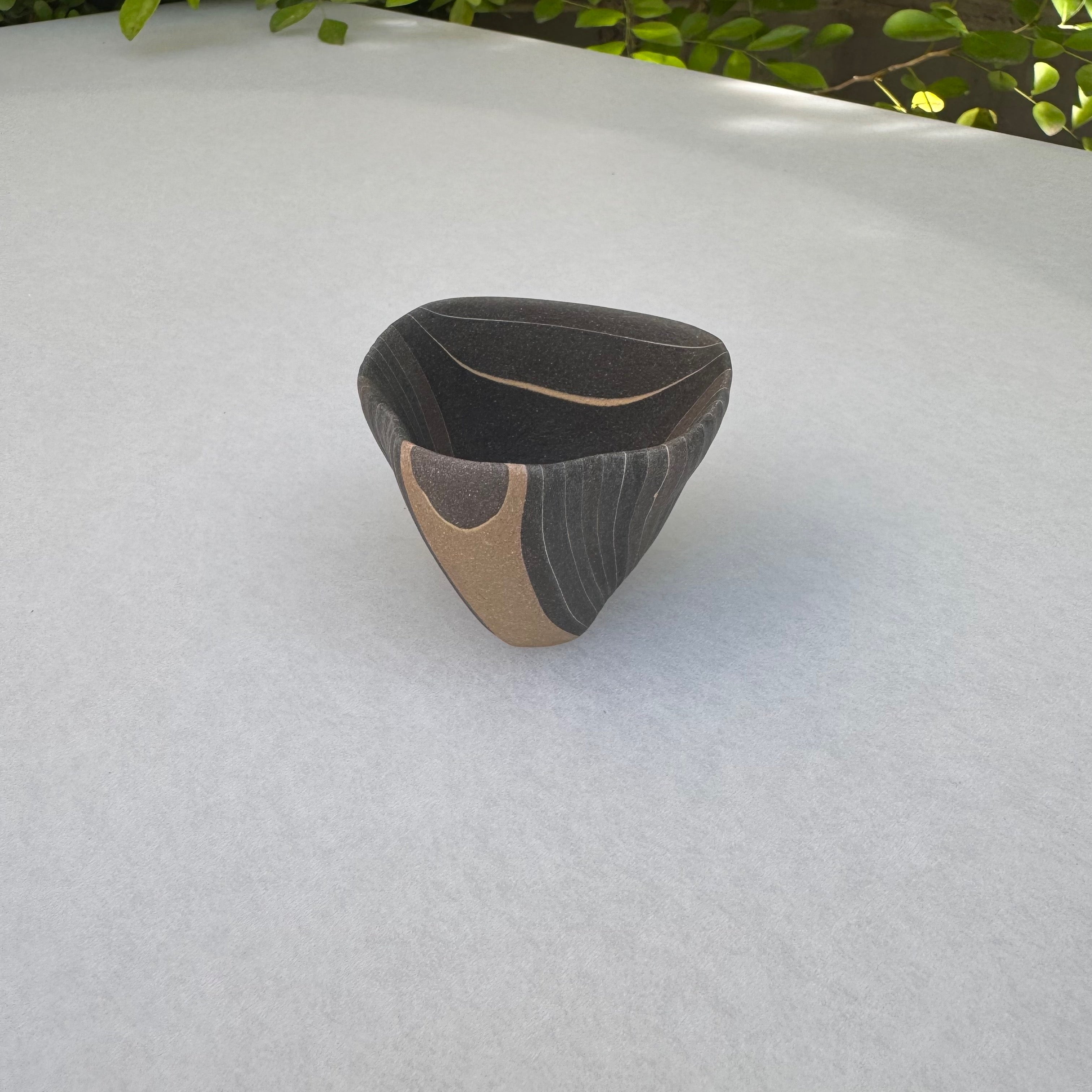 片山亜紀作の陶磁器「炭化積層刳貫手 ぐいのみ 39 1」