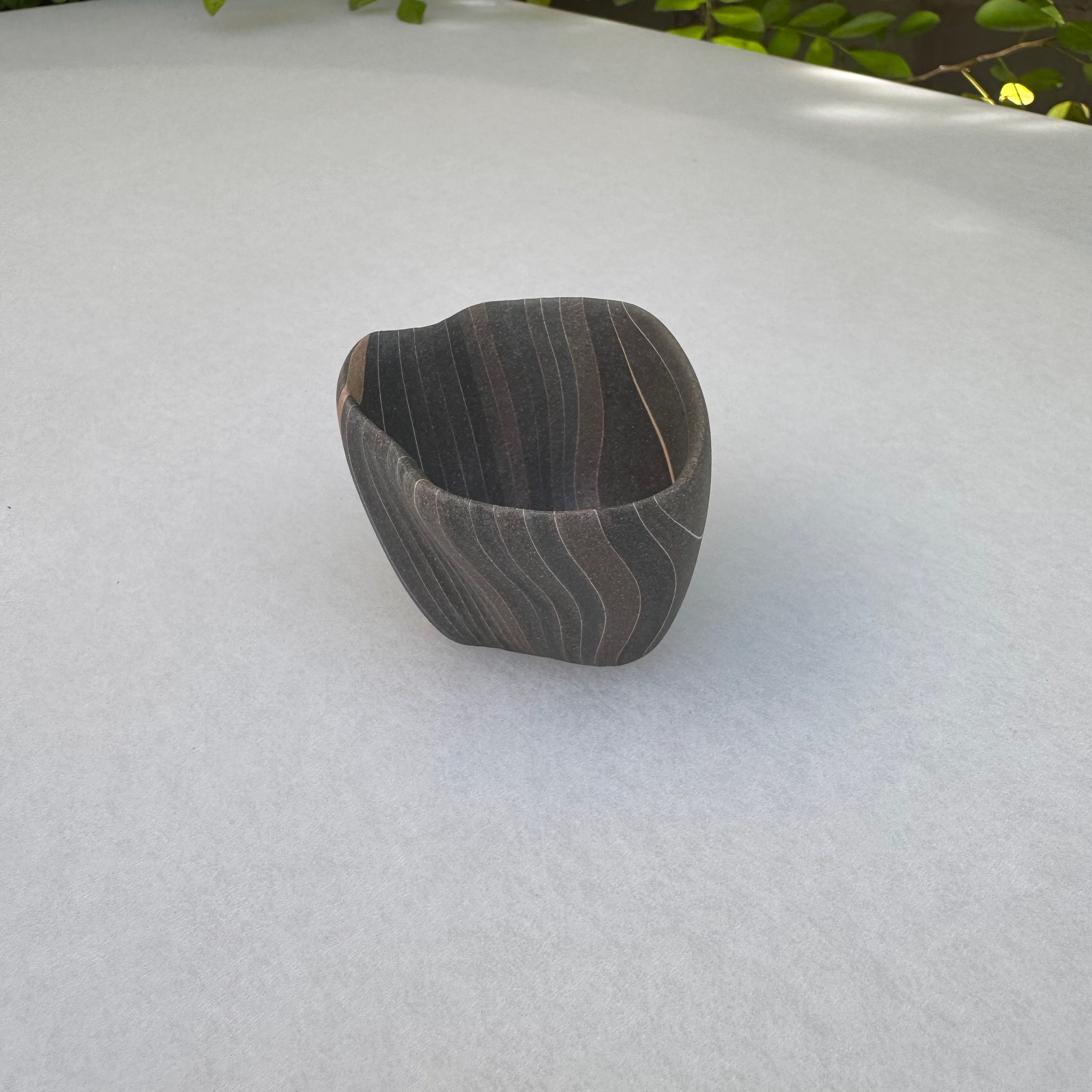 片山亜紀作の陶磁器「炭化積層刳貫手 ぐいのみ 39 1」（写真3枚目）