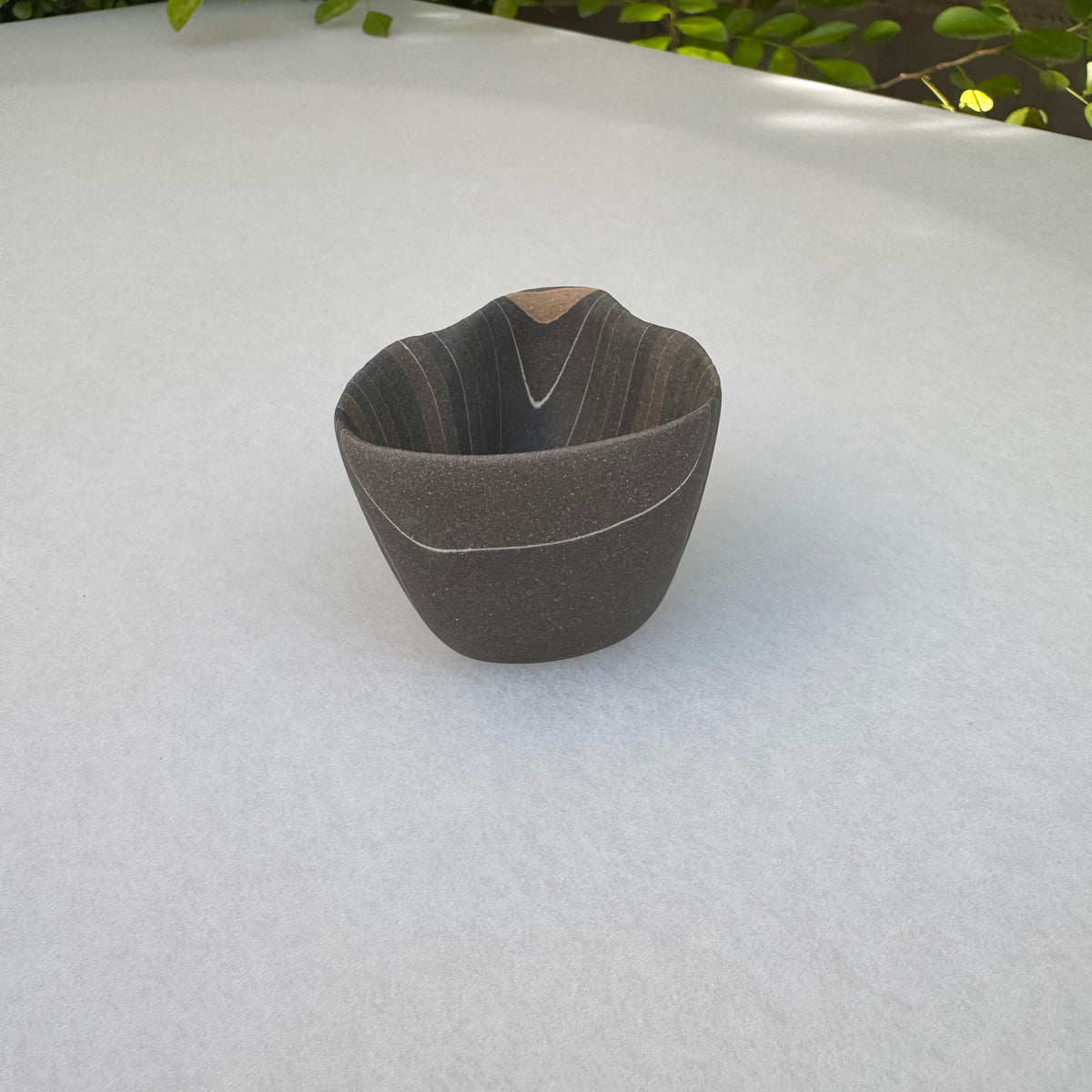 片山亜紀作の陶磁器「炭化積層刳貫手 ぐいのみ 39 1」（写真4枚目）