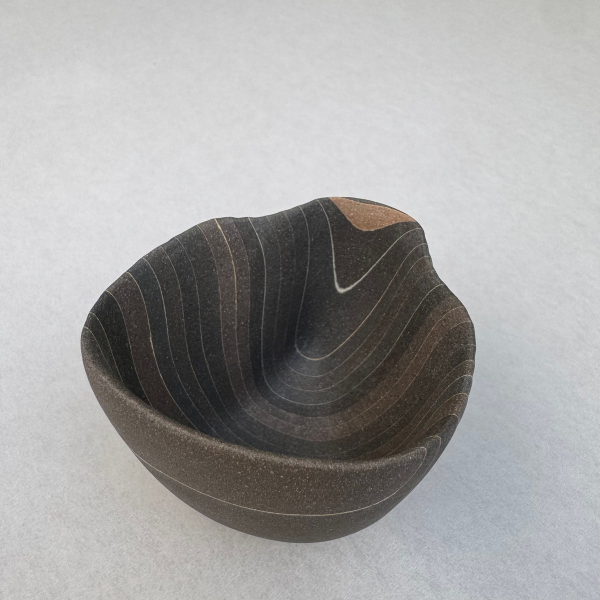 片山亜紀作の陶磁器「炭化積層刳貫手 ぐいのみ 39 1」（写真5枚目）