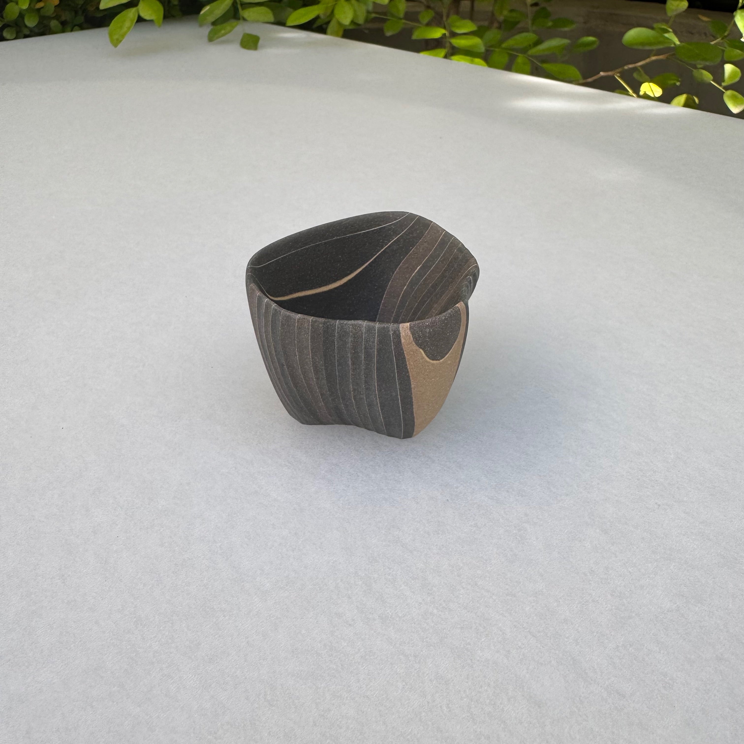 片山亜紀作の陶磁器「炭化積層刳貫手 ぐいのみ 39 1」（写真6枚目）