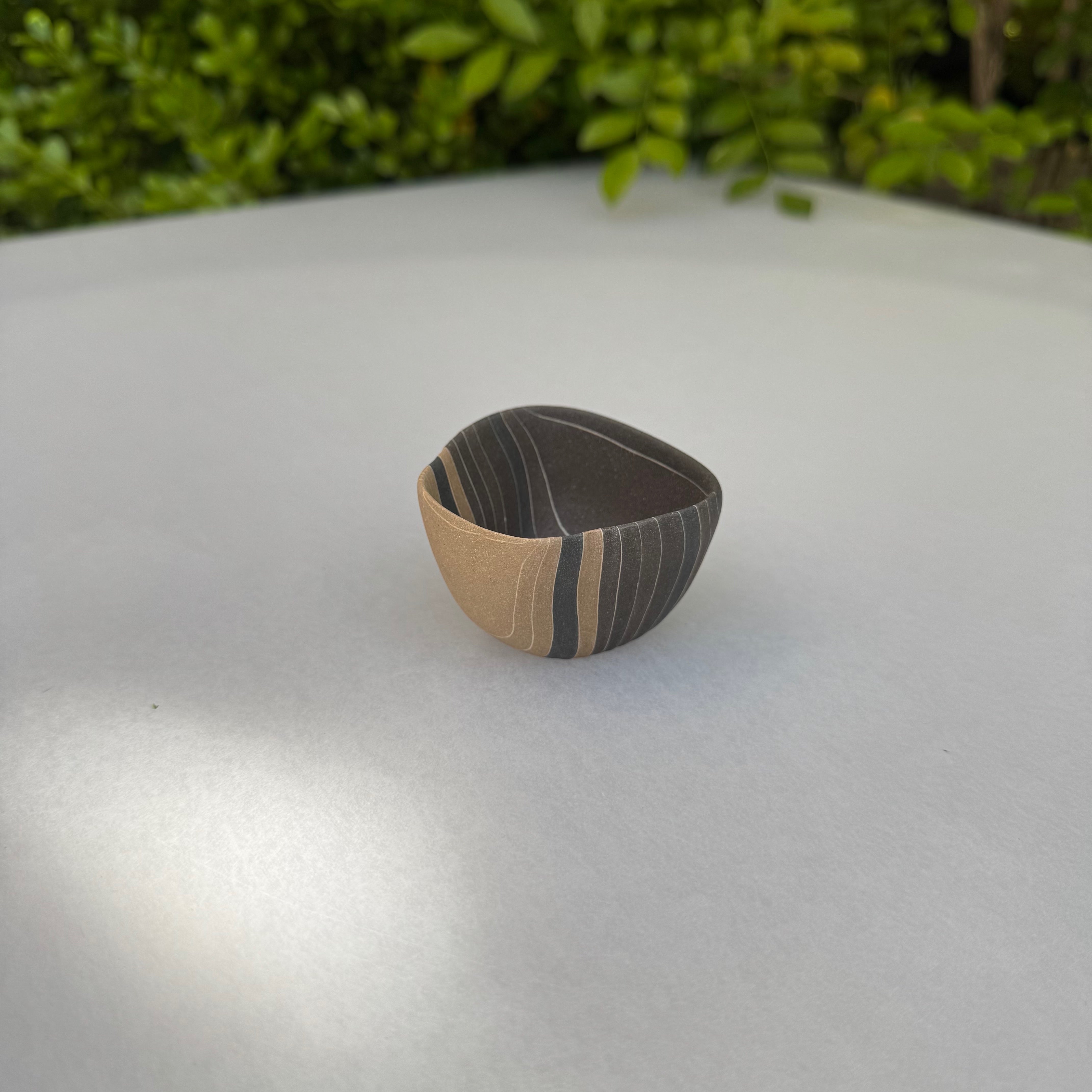 片山亜紀作の陶磁器「炭化積層刳貫手 ぐいのみ 39 2」