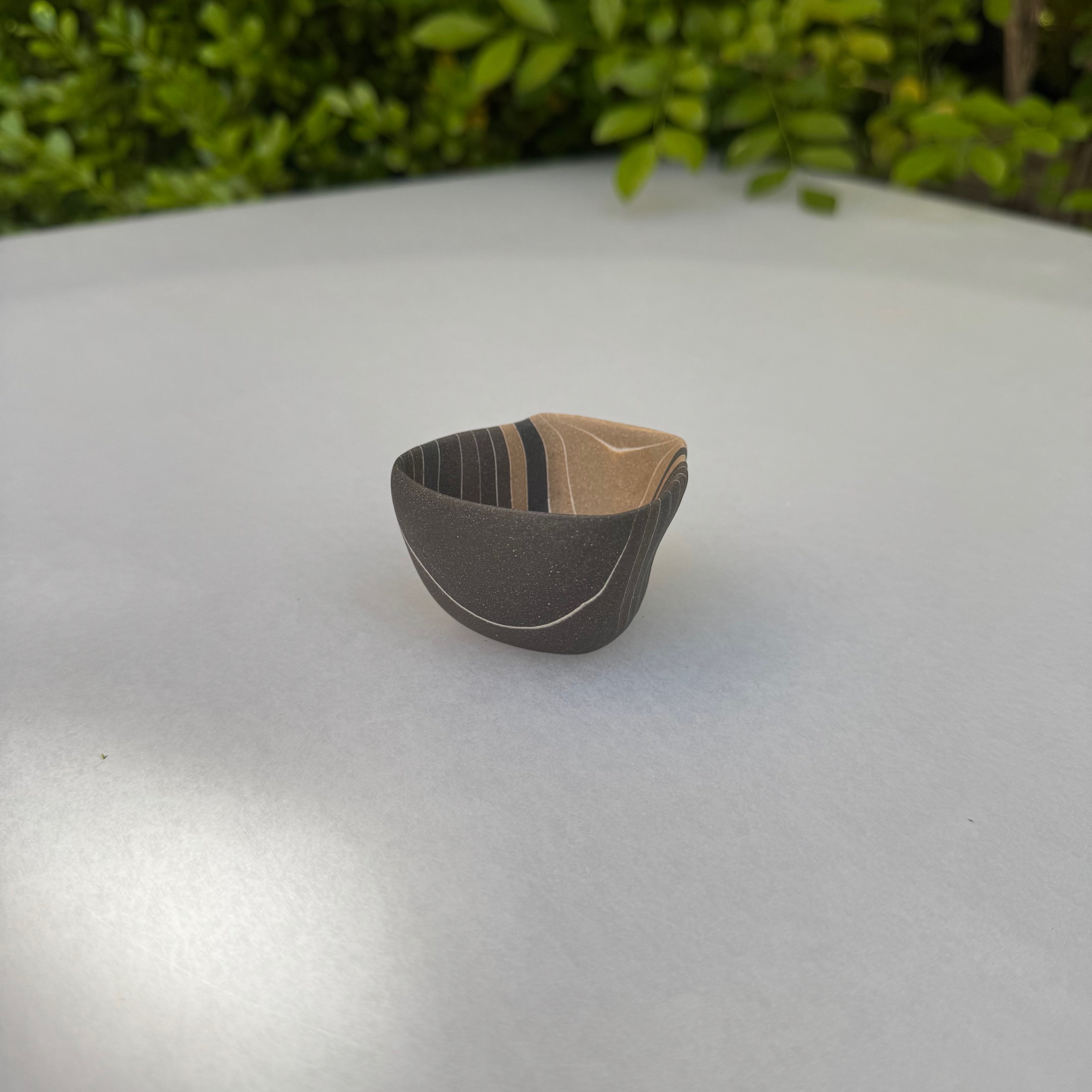 片山亜紀作の陶磁器「炭化積層刳貫手 ぐいのみ 39 2」（写真3枚目）