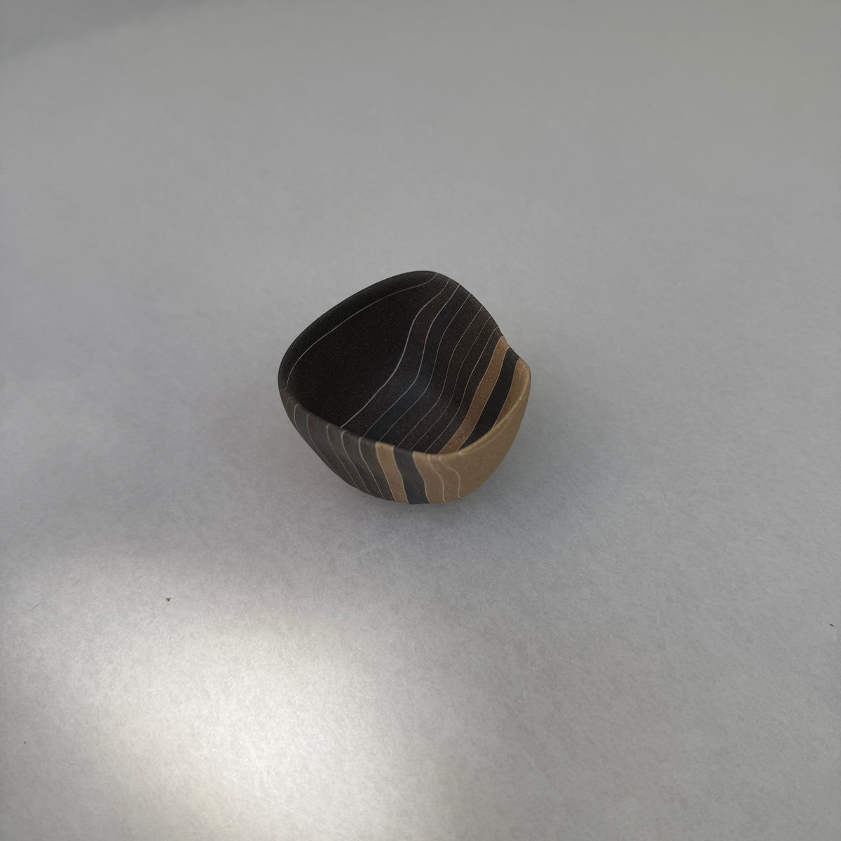 片山亜紀作の陶磁器「炭化積層刳貫手 ぐいのみ 39 2」（写真4枚目）