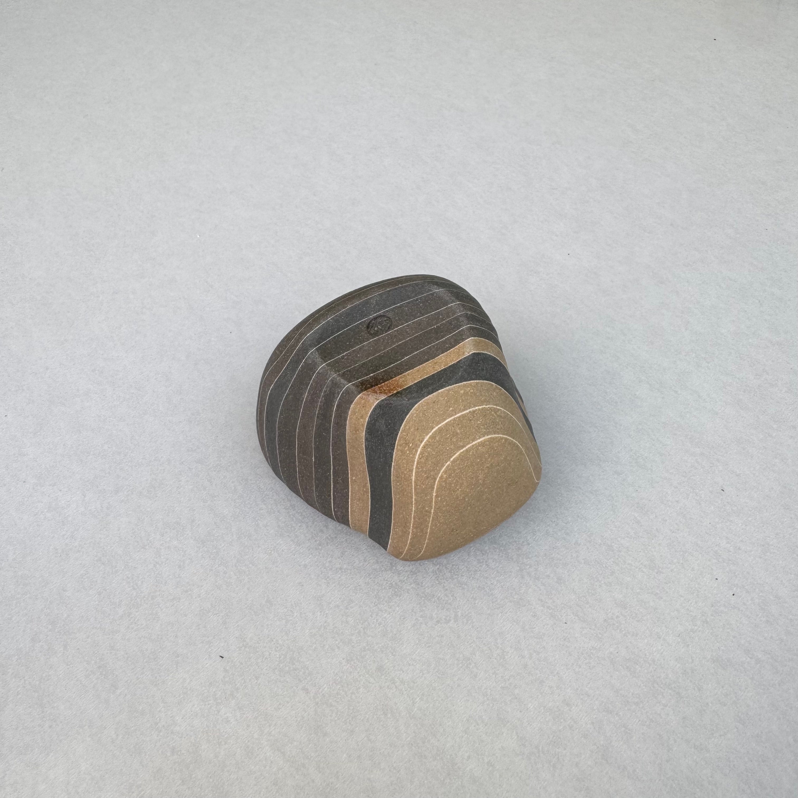片山亜紀作の陶磁器「炭化積層刳貫手 ぐいのみ 39 2」（写真6枚目）