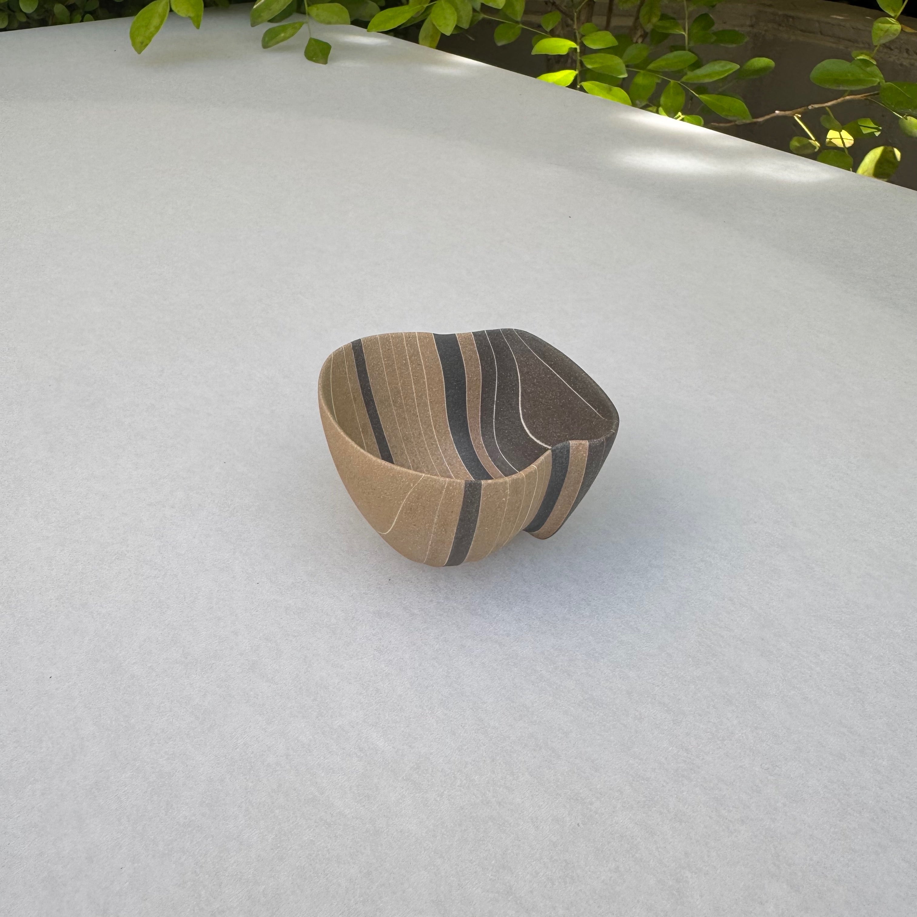 片山亜紀作の陶磁器「炭化積層刳貫手 ぐいのみ 39 5」（写真2枚目）