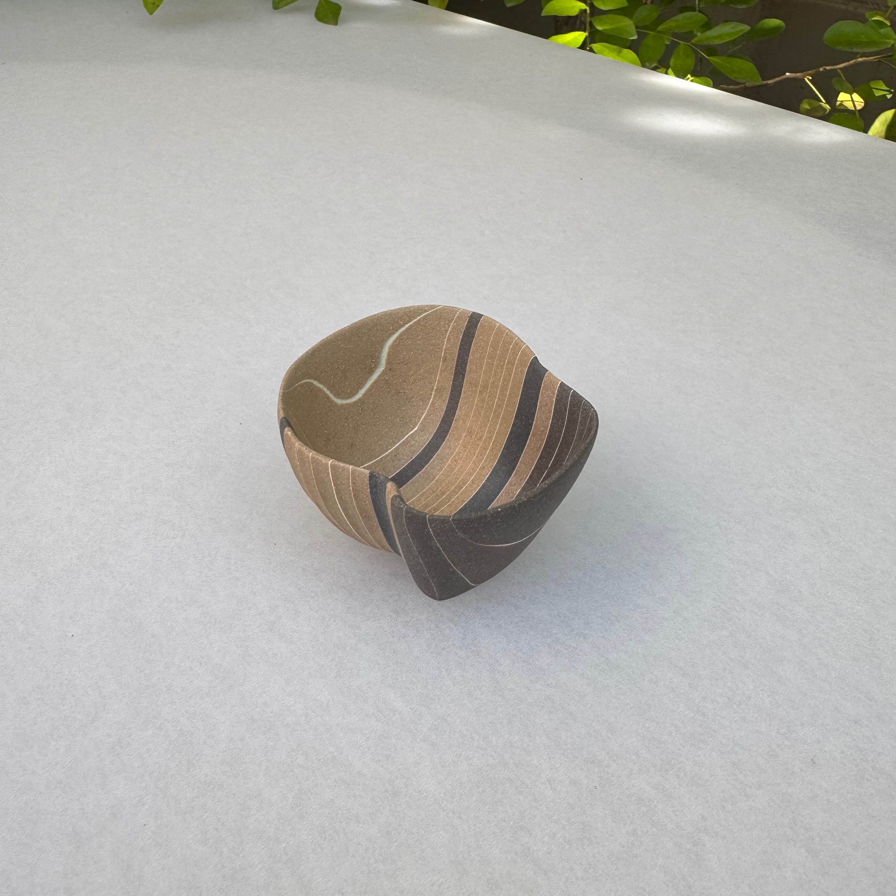 片山亜紀作の陶磁器「炭化積層刳貫手 ぐいのみ 39 5」（写真3枚目）