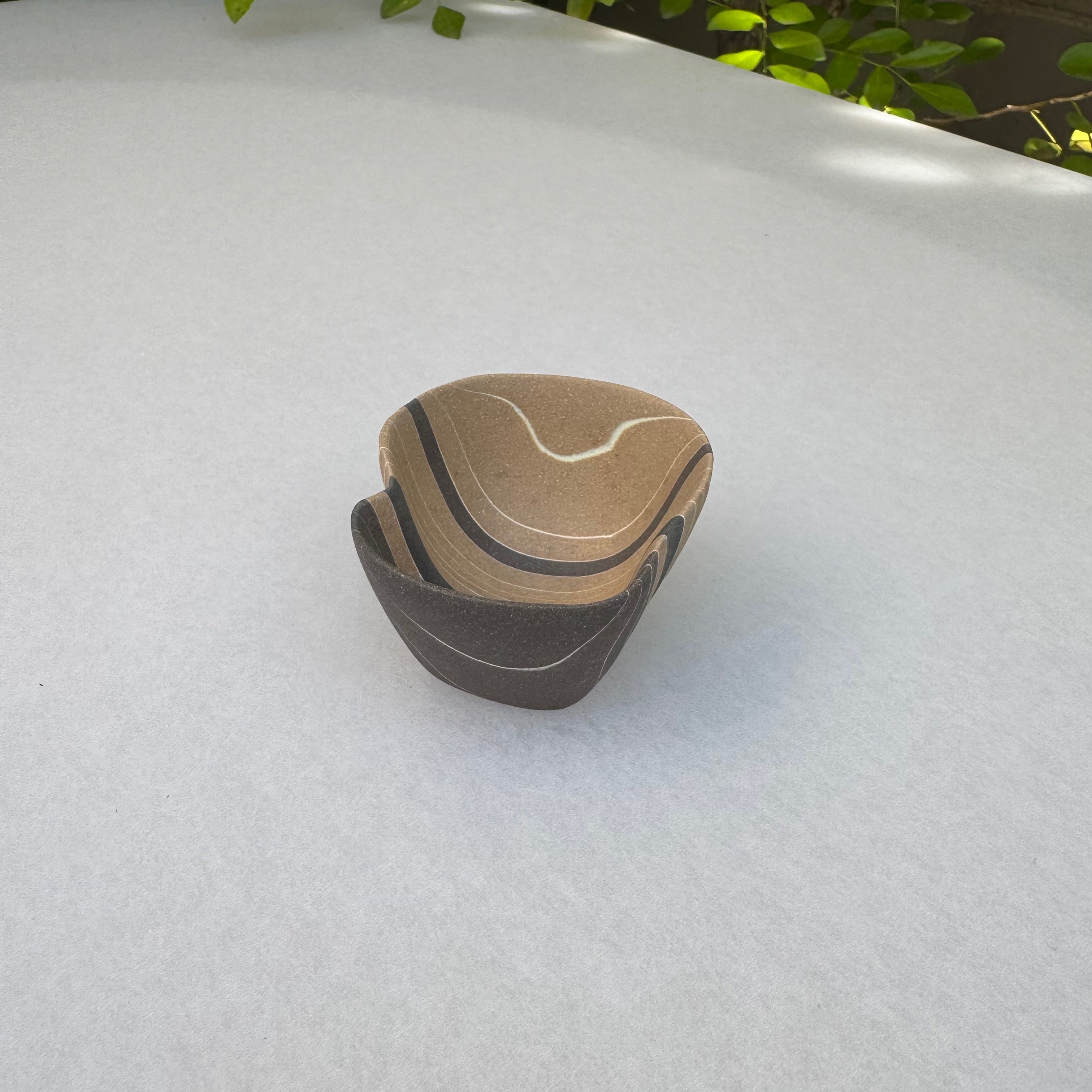 片山亜紀作の陶磁器「炭化積層刳貫手 ぐいのみ 39 5」（写真5枚目）