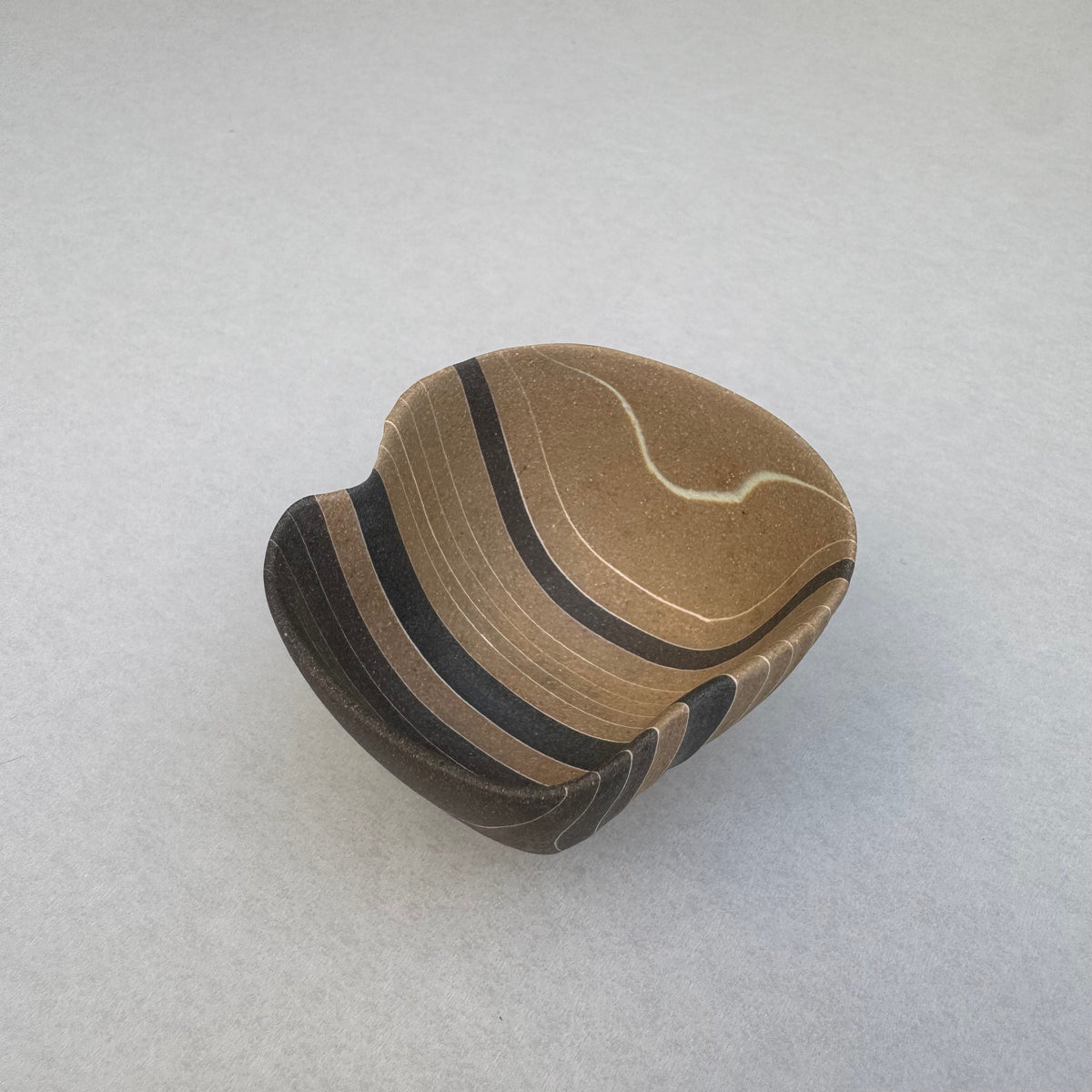 片山亜紀作の陶磁器「炭化積層刳貫手 ぐいのみ 39 5」（写真7枚目）