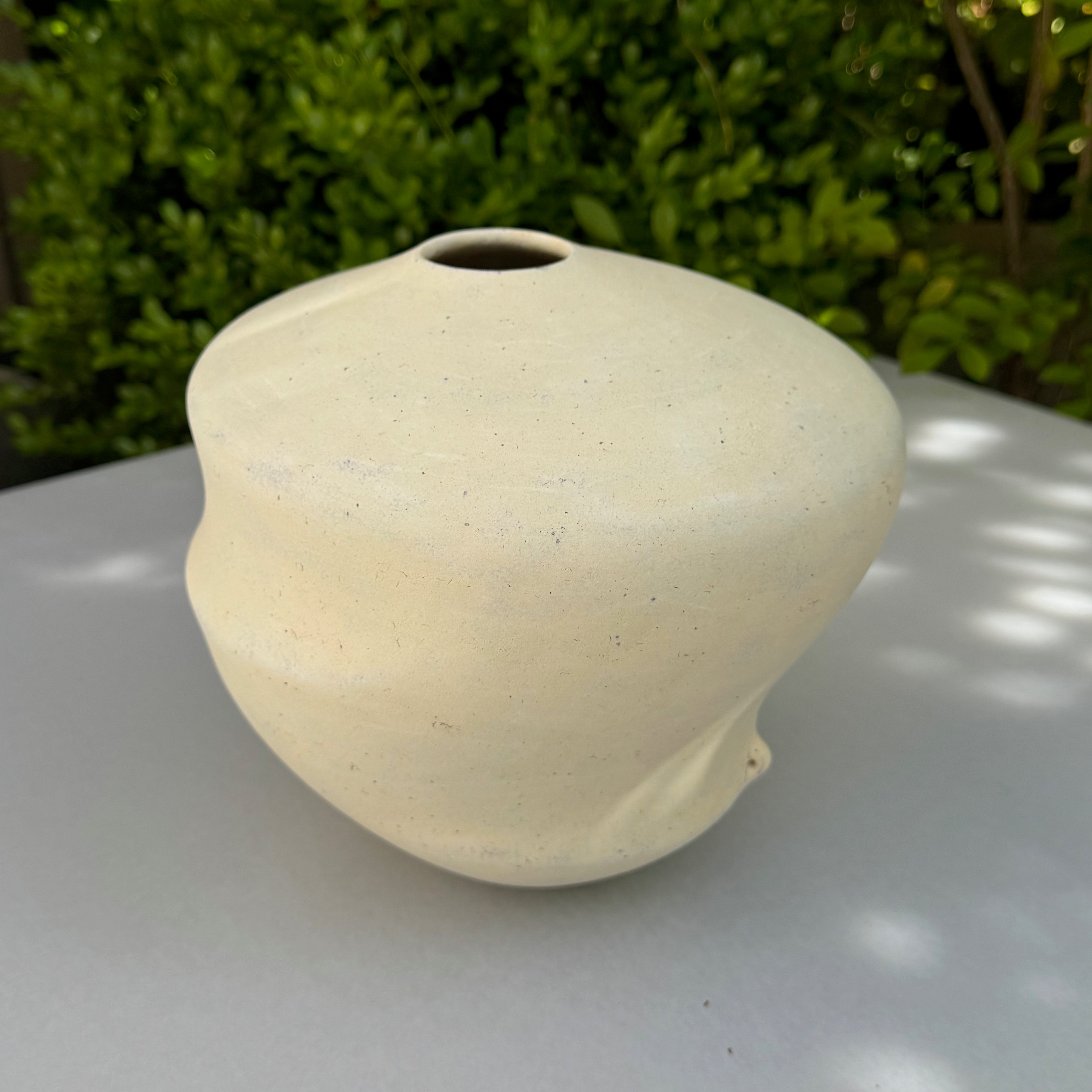 色層粉引 花器